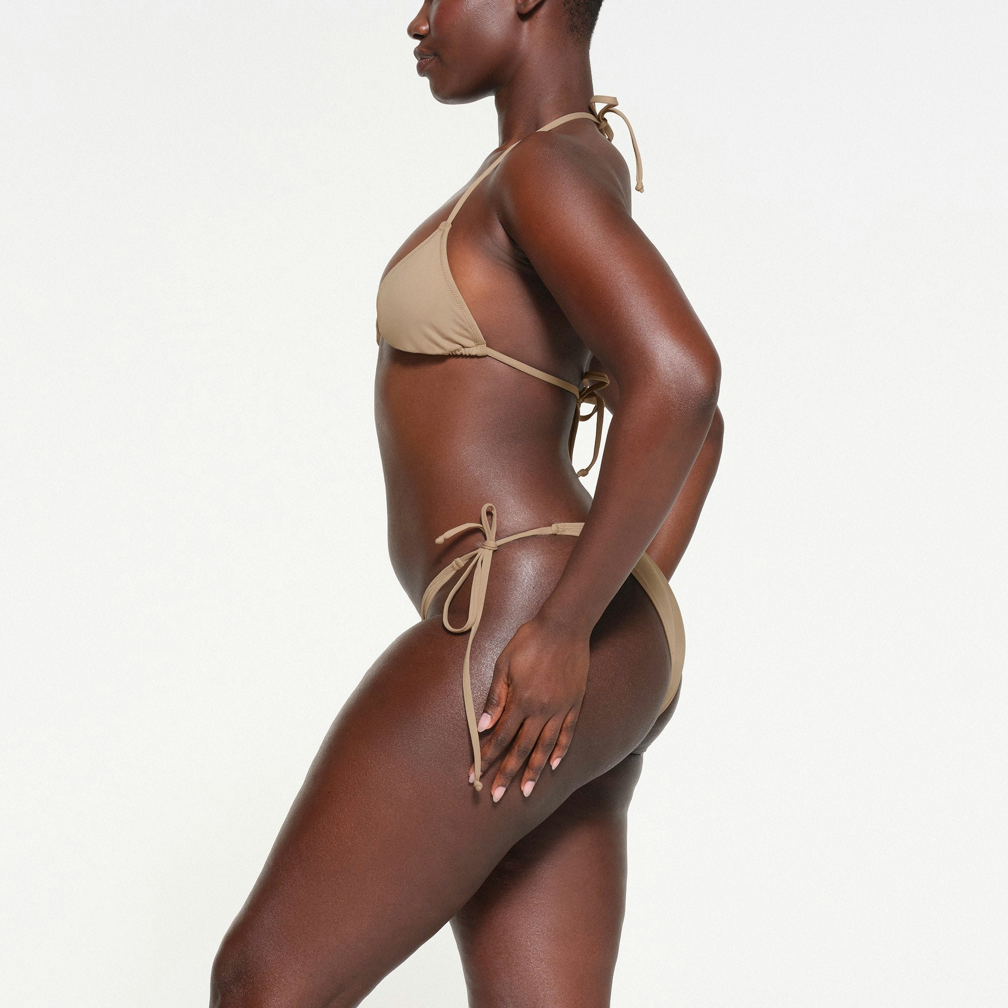 SIGNATURE SWIM TRIANGLE TOP | DESERT ON A MODEL SIDE VIEW