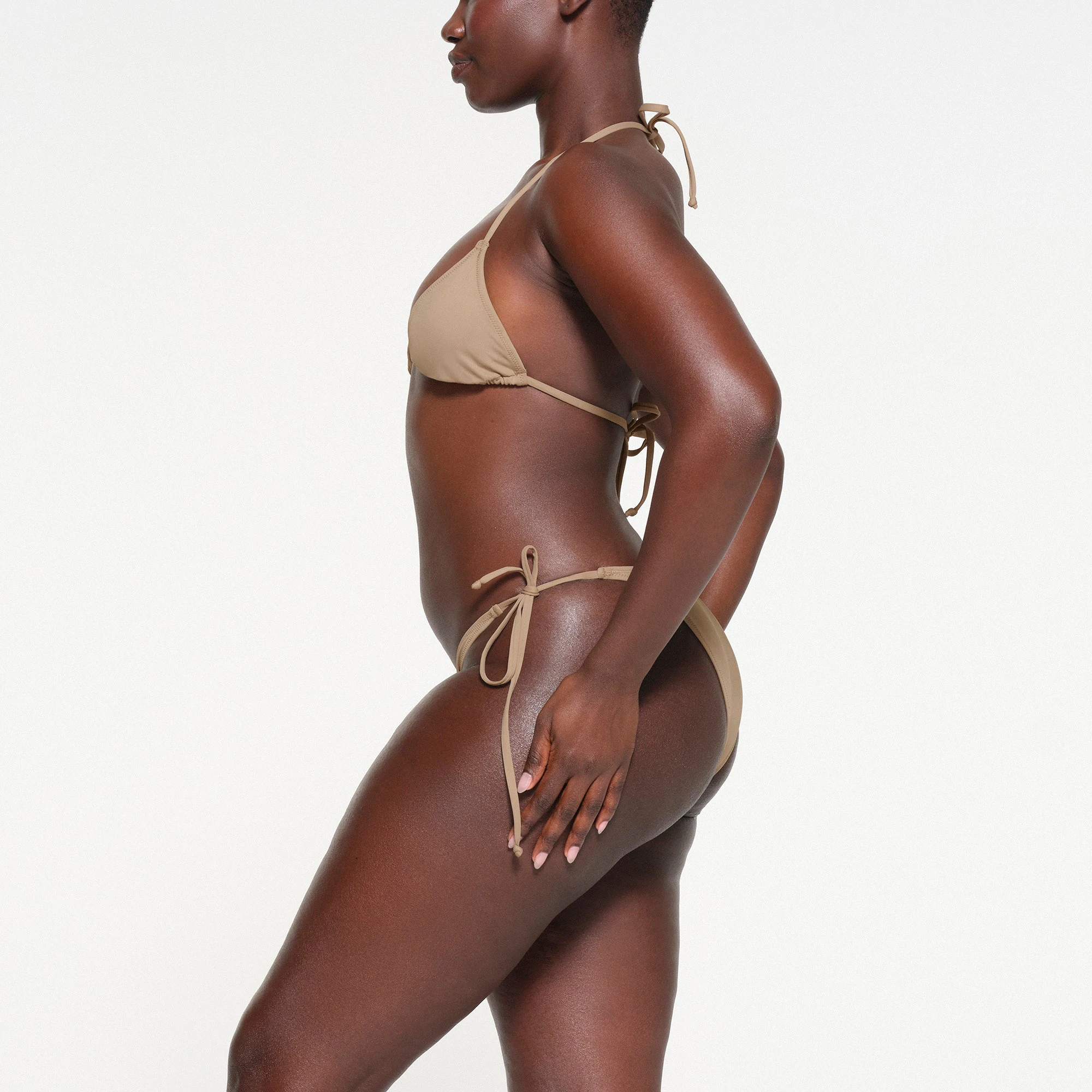 SIGNATURE SWIM TRIANGLE TOP | DESERT ON A MODEL SIDE VIEW