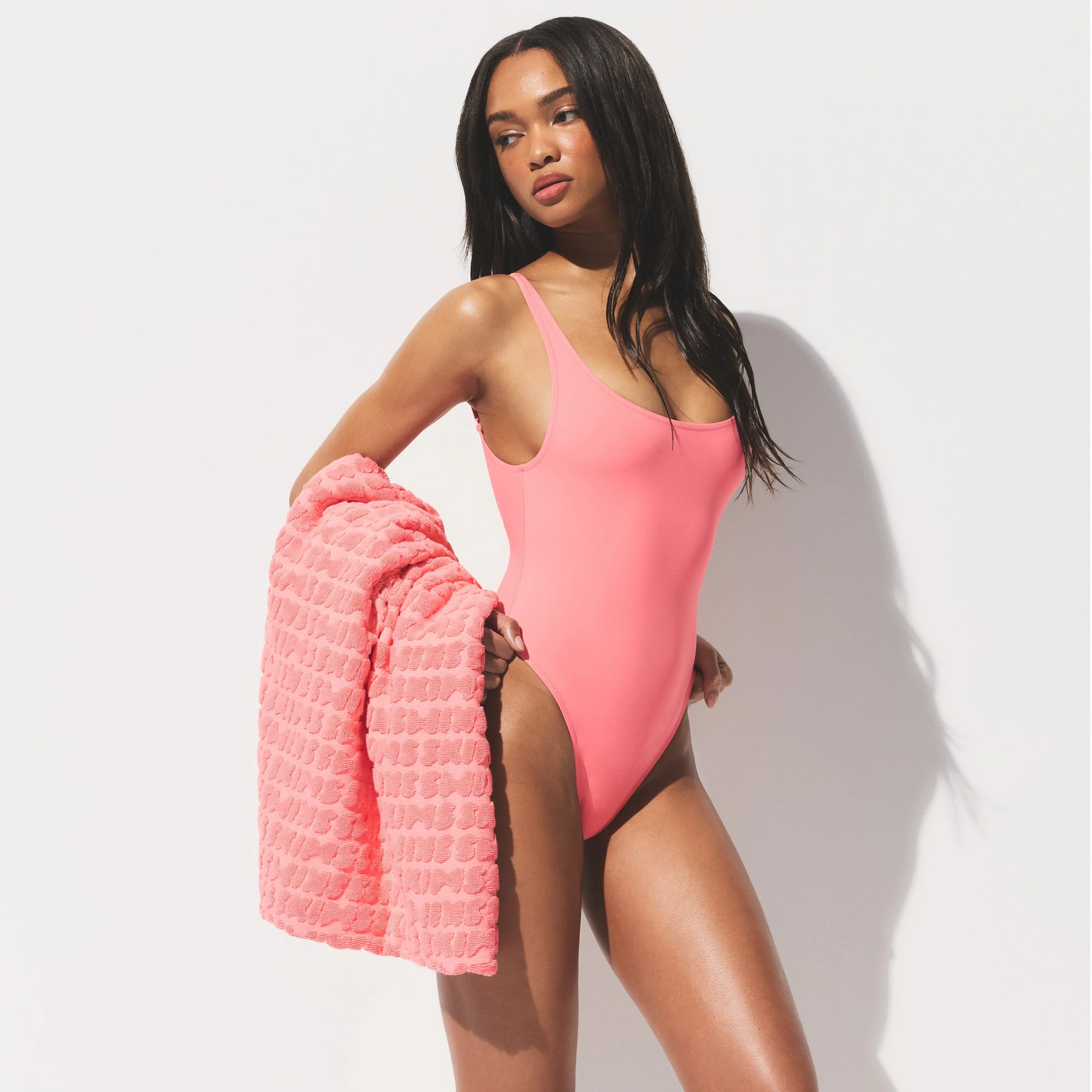 SIGNATURE SWIM TOWEL | MELON ON A MODEL SIDE VIEW @ | FOCUS: 0.0, 1.0, 0.9