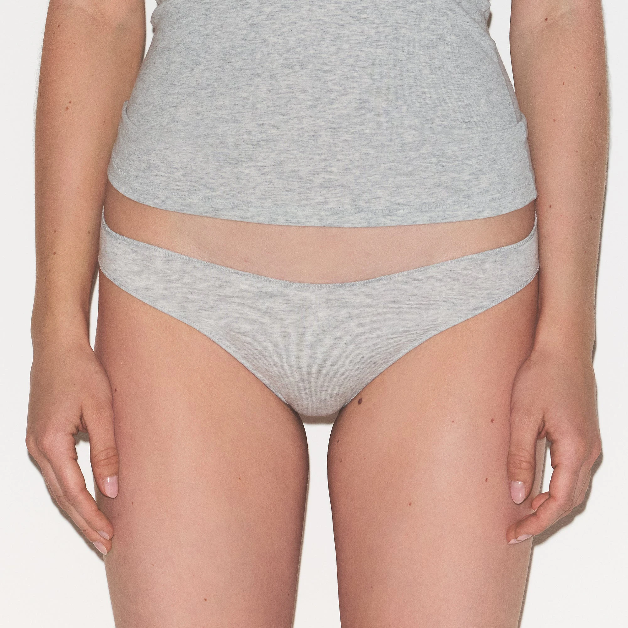 LIGHTWEIGHT COTTON THONG 7-PACK | SNOW MINERAL MULTI ON A MODEL FRONT VIEW @ | FOCUS: 0.0, 1.0, 0.9