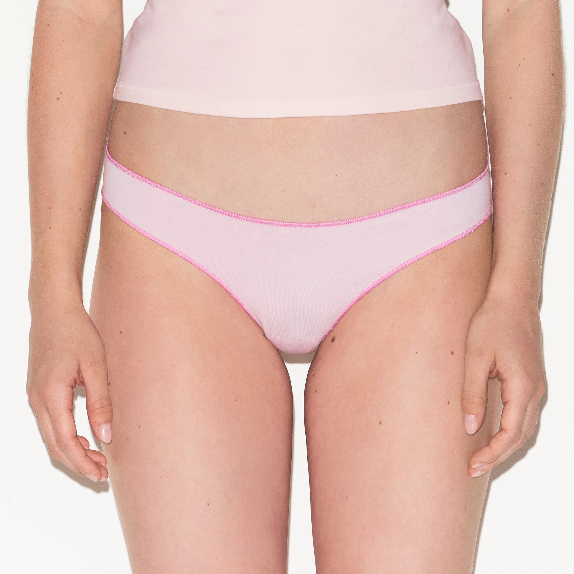 LIGHTWEIGHT COTTON THONG 7-PACK | SNOW MINERAL MULTI ON A MODEL FRONT VIEW @ | FOCUS: 0.0, 1.0, 0.9