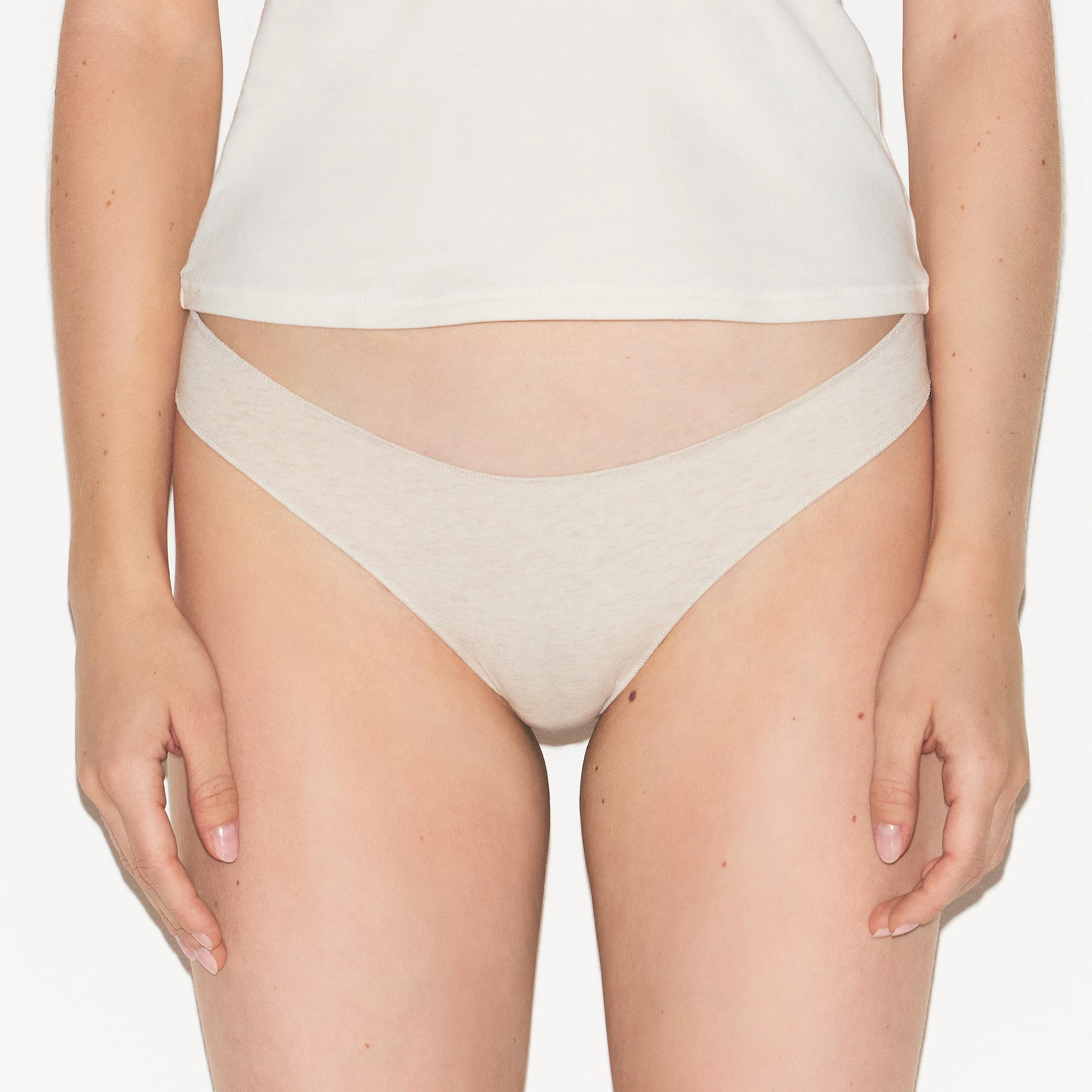 LIGHTWEIGHT COTTON THONG 7-PACK | SNOW MINERAL MULTI ON A MODEL FRONT VIEW @ | FOCUS: 0.0, 1.0, 0.9