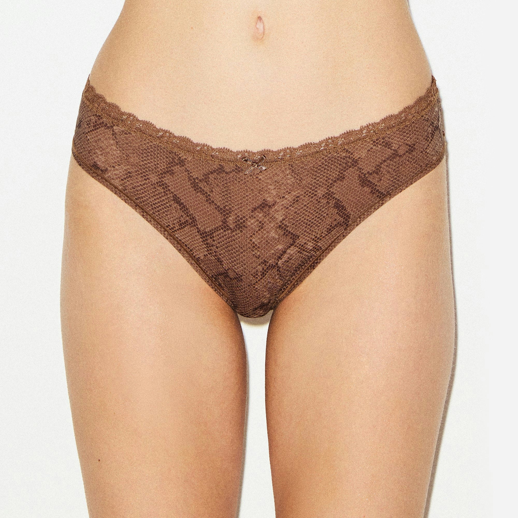 FITS EVERYBODY LACE DIPPED THONG 4-PACK | JASPER SNAKE MULTI ON A MODEL FRONT VIEW @ | FOCUS: 0.0, 1.0, 0.9