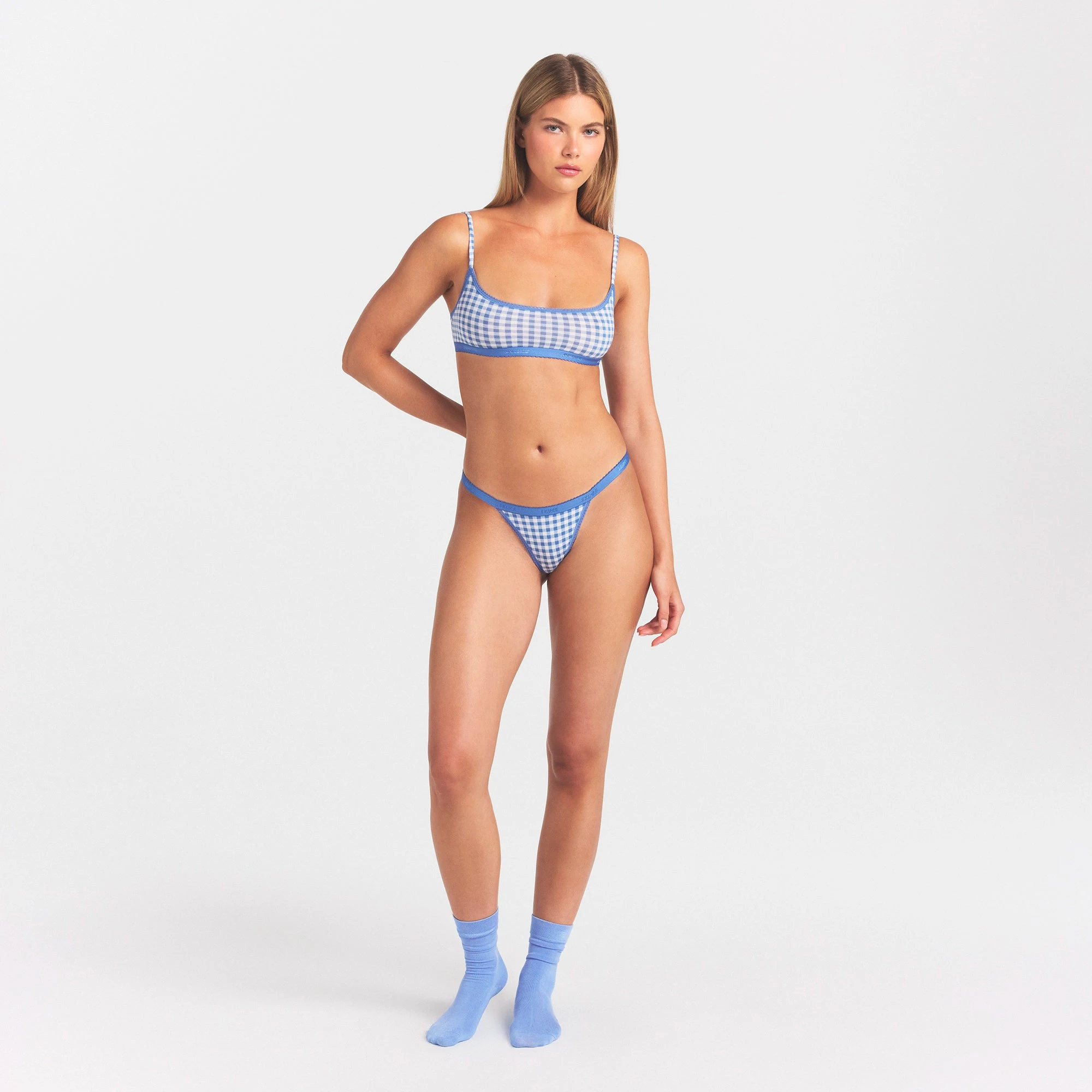 LIGHTWEIGHT COTTON LOGO PICOT THONG | ARCTIC GINGHAM ON A MODEL FRONT VIEW @ | FOCUS: 0.0, 1.0, 0.9