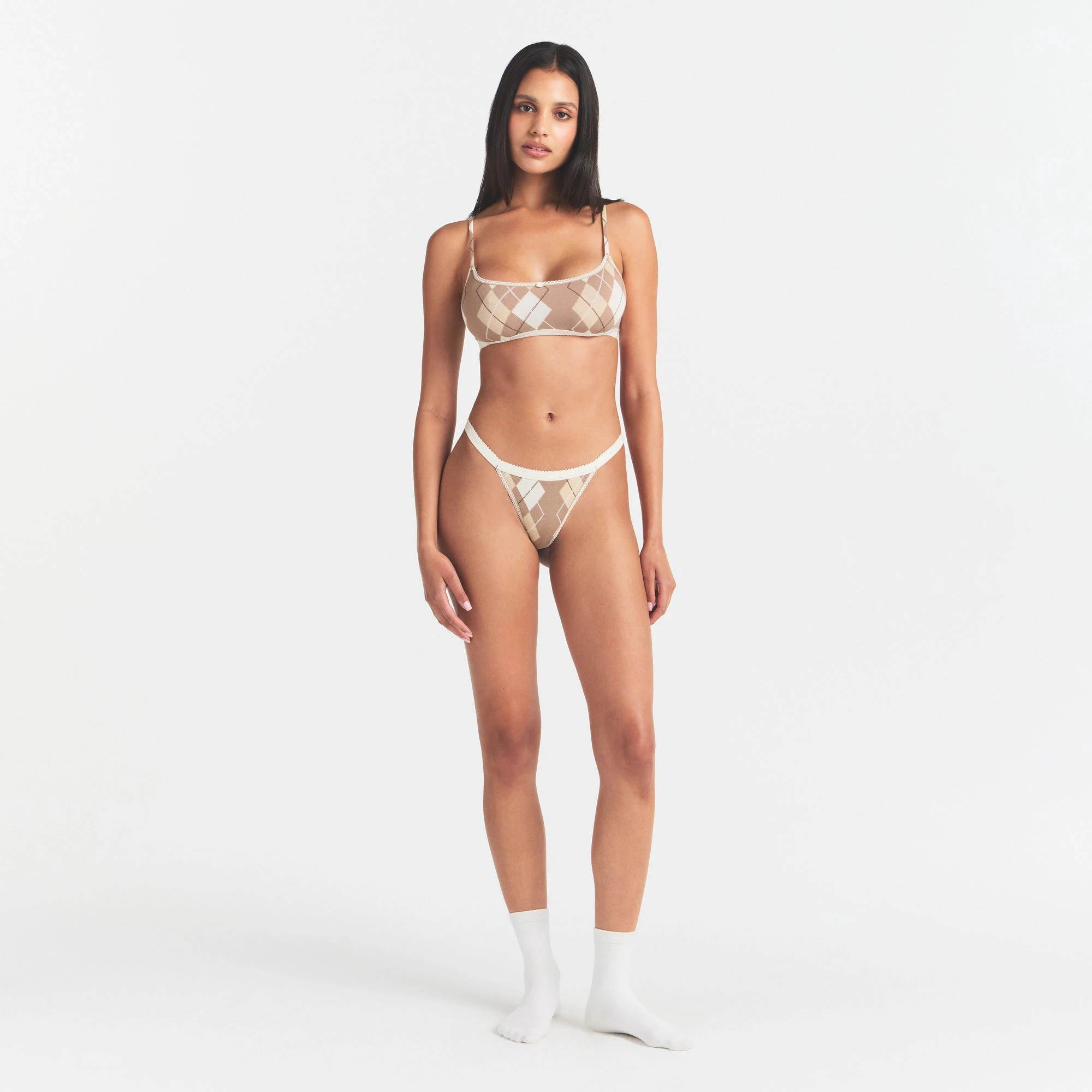 LIGHTWEIGHT COTTON LOGO PICOT THONG | CAFE ARGYLE PRINT ON A MODEL FRONT VIEW @ | FOCUS: 0.0, 1.0, 0.9