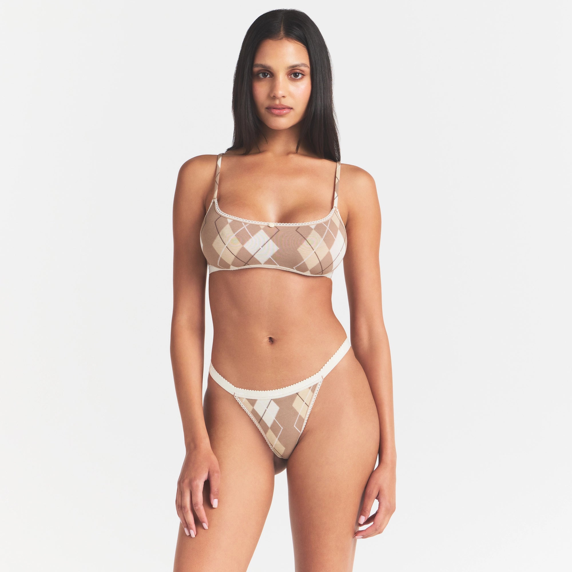 LIGHTWEIGHT COTTON LOGO PICOT THONG | CAFE ARGYLE PRINT ON A MODEL SIDE VIEW @ | FOCUS: 0.0, 1.0, 0.9