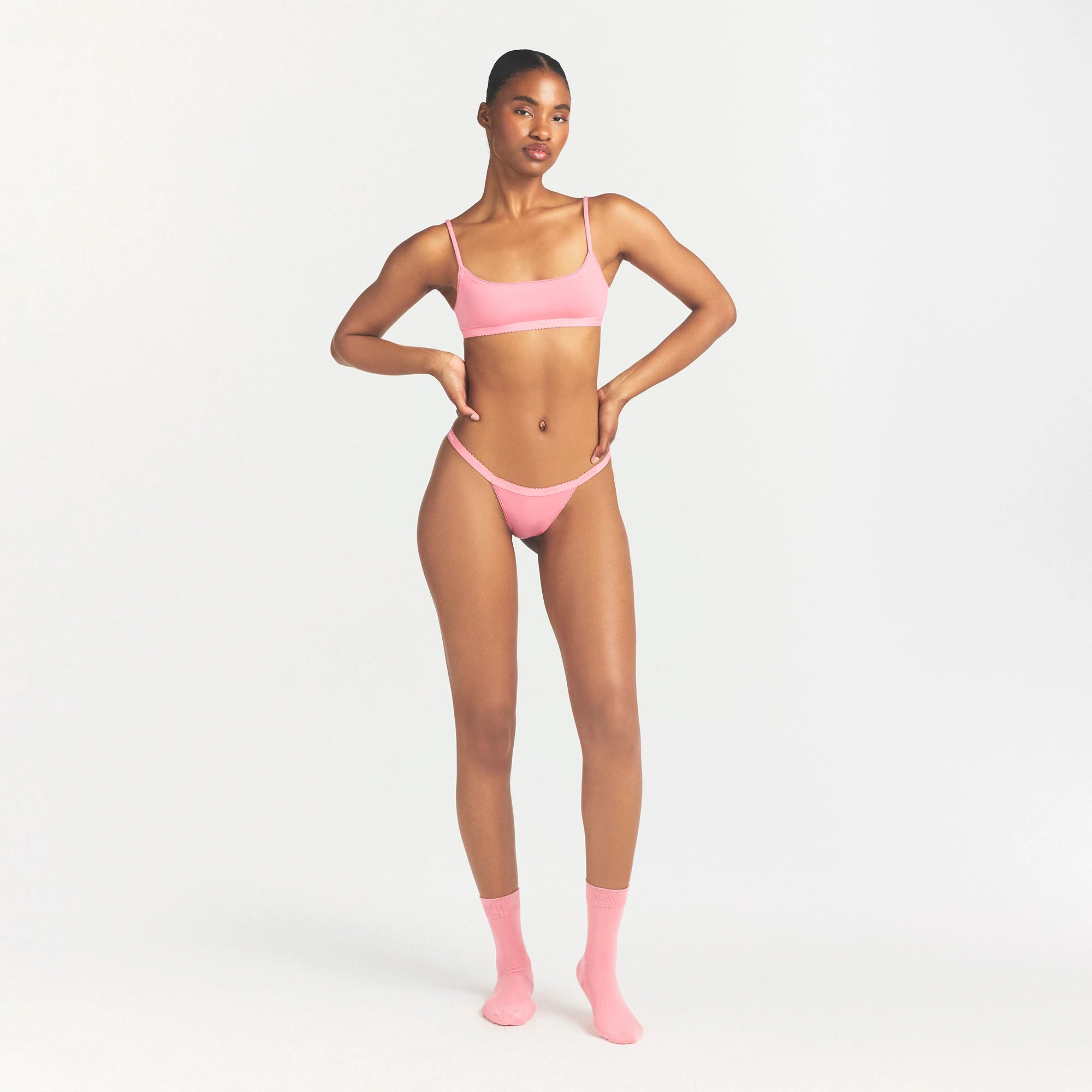 LIGHTWEIGHT COTTON LOGO PICOT THONG | MELON TONAL ON A MODEL FRONT VIEW @ | FOCUS: 0.0, 1.0, 0.9
