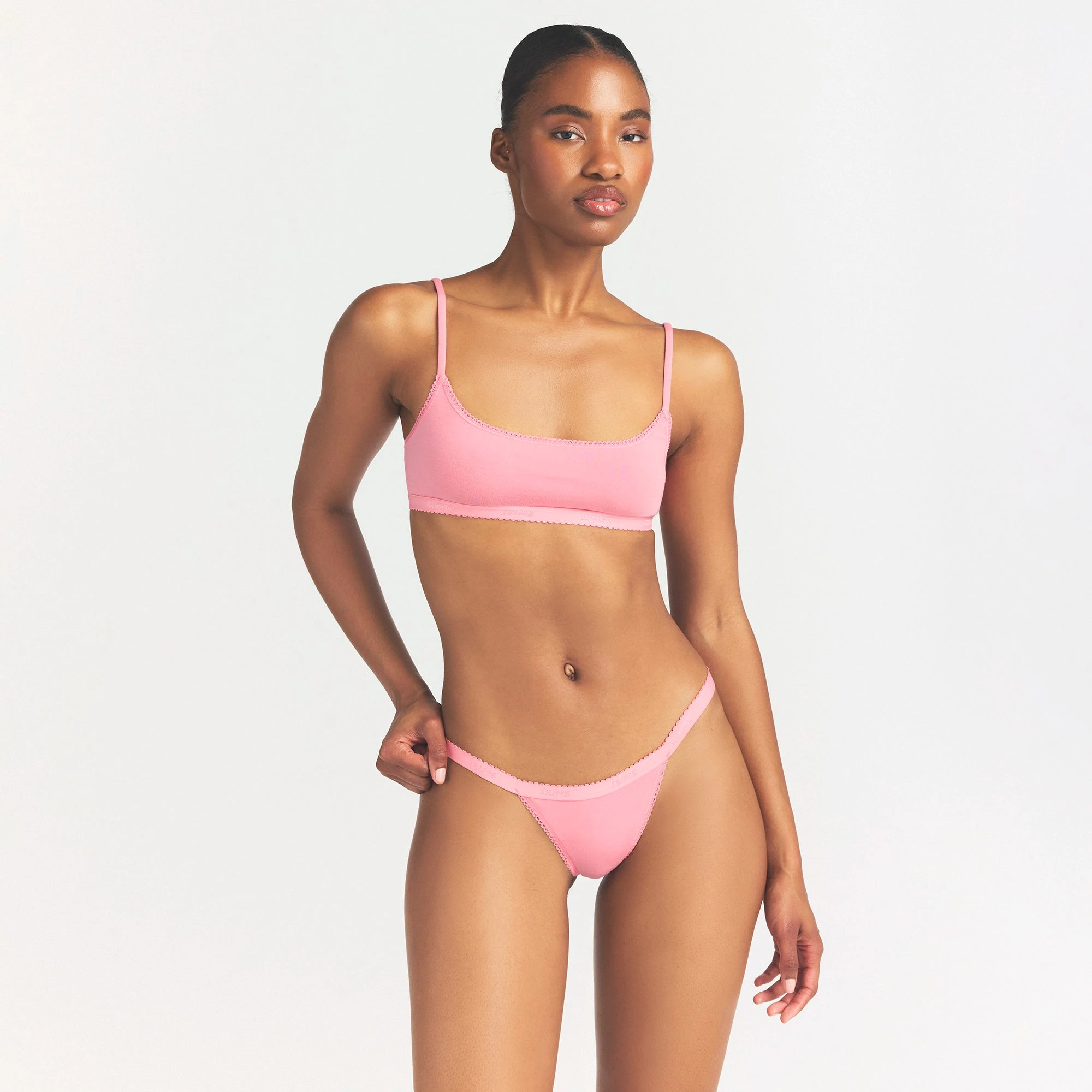 LIGHTWEIGHT COTTON LOGO PICOT THONG | MELON TONAL ON A MODEL SIDE VIEW @ | FOCUS: 0.0, 1.0, 0.9