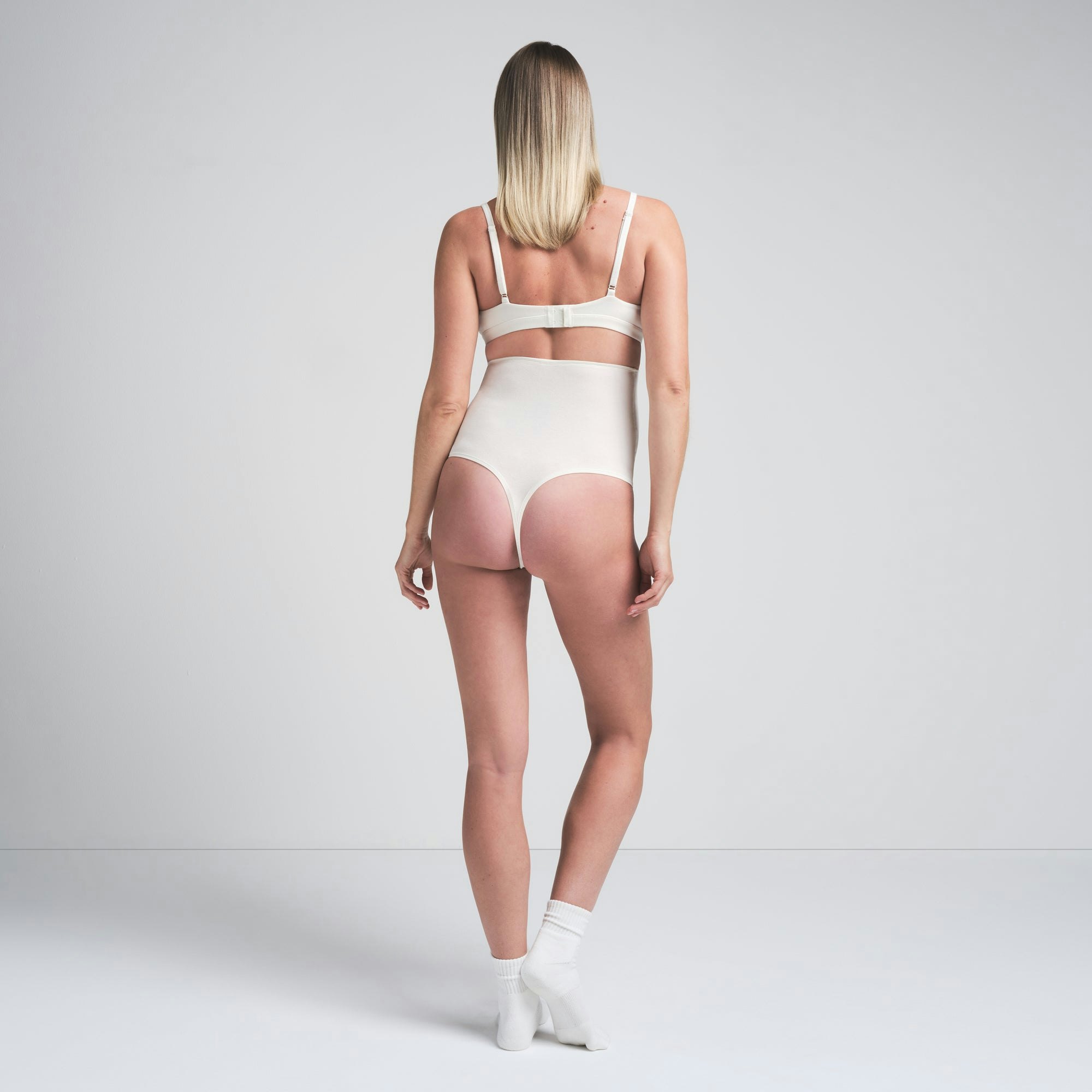 COTTON JERSEY MATERNITY HIGH-WAISTED THONG | MARBLE ON A MODEL FRONTVIEW | FOCUS: 0.0, 1.0, 0.9