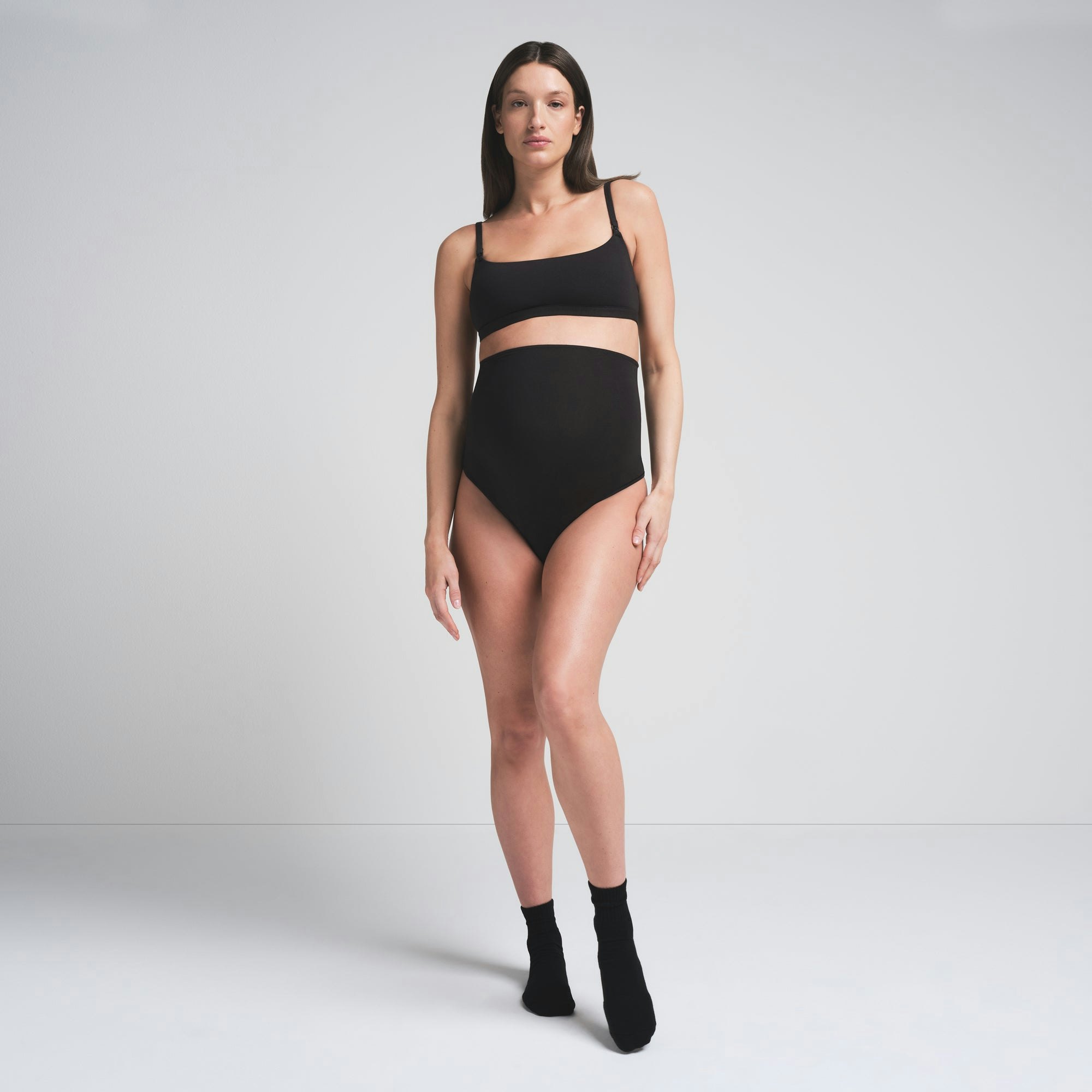 COTTON JERSEY MATERNITY HIGH-WAISTED THONG | SOOT ON A MODEL FRONTVIEW | FOCUS: 0.0, 1.0, 0.9