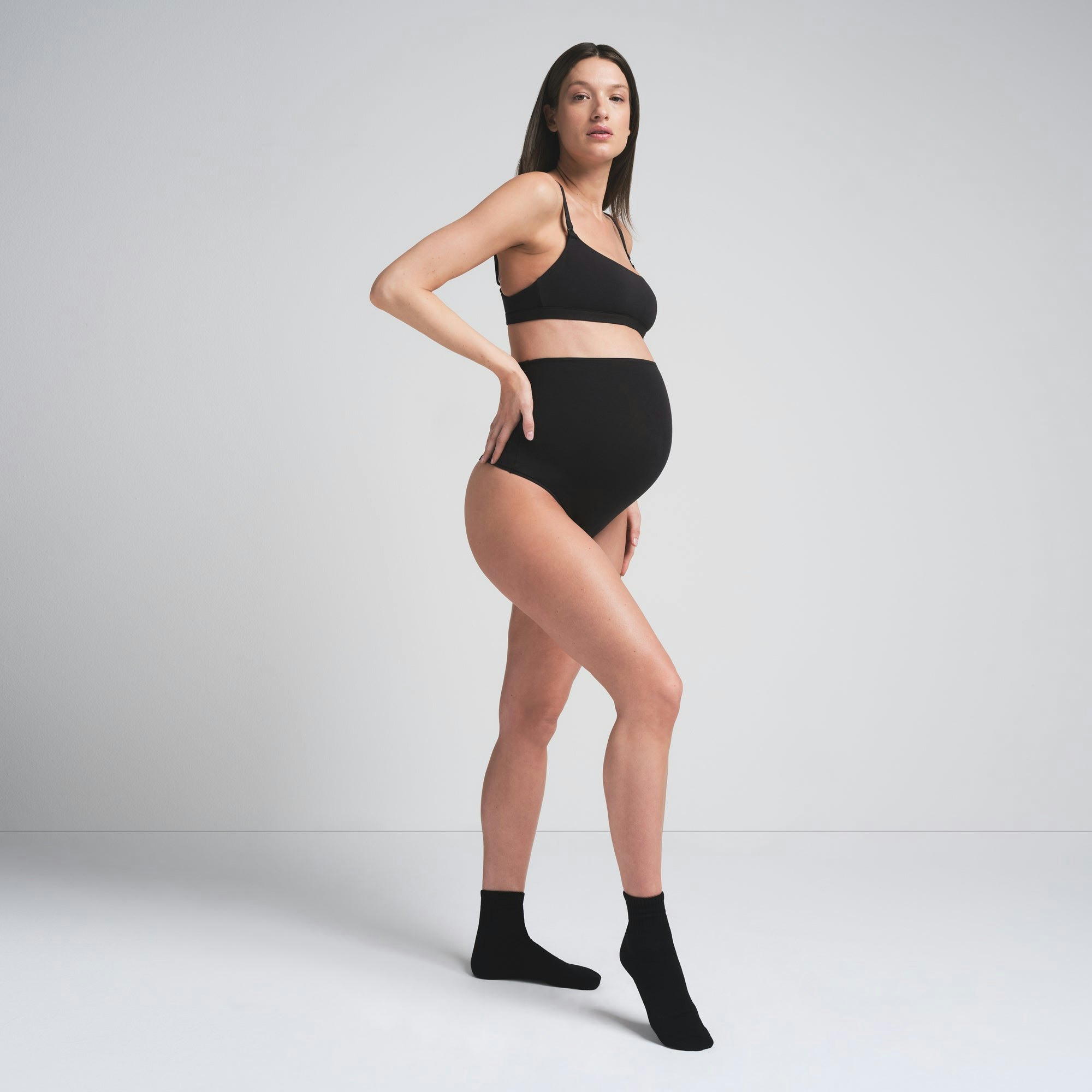 COTTON JERSEY MATERNITY HIGH-WAISTED THONG | SOOT ON A MODEL FRONTVIEW | FOCUS: 0.0, 1.0, 0.9