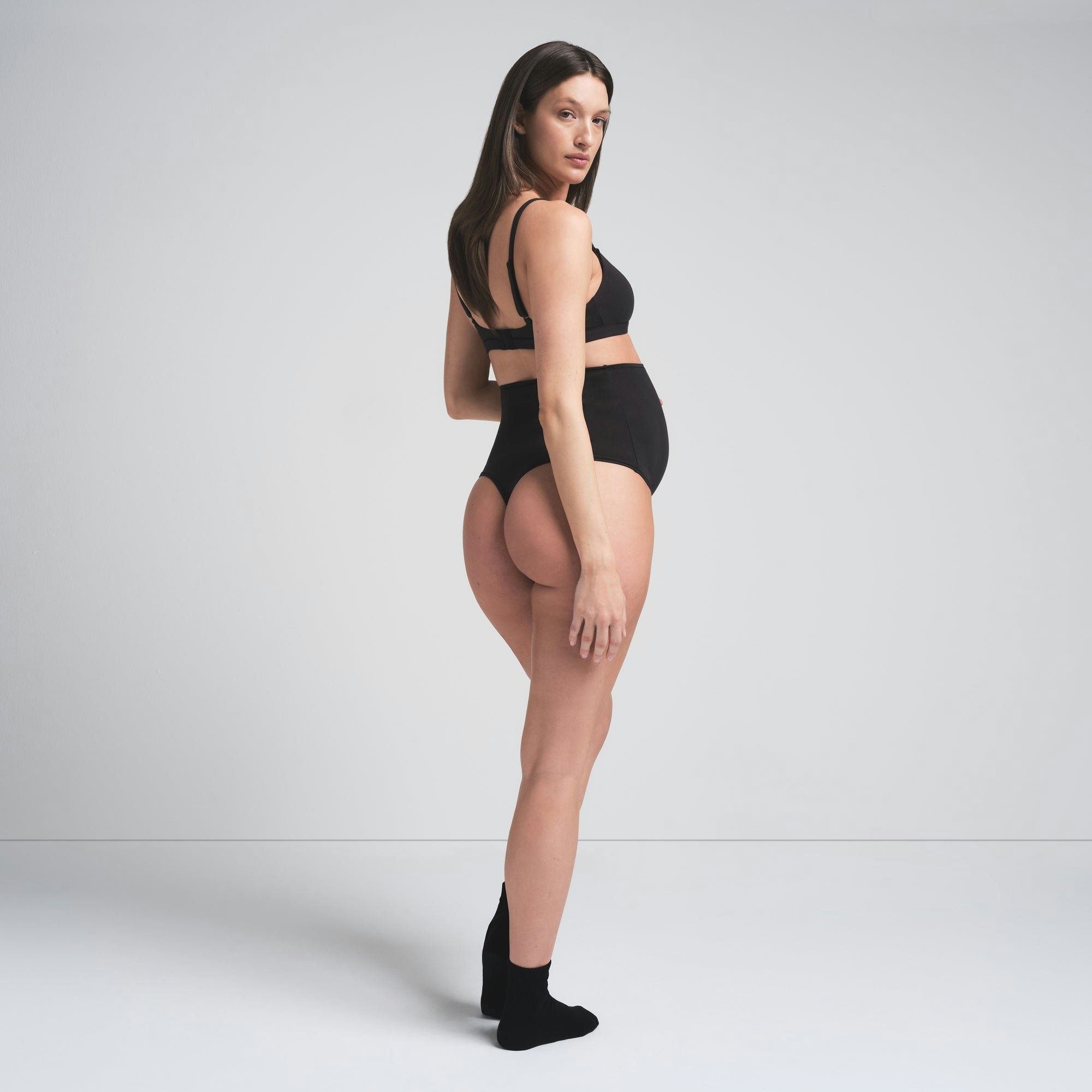 COTTON JERSEY MATERNITY HIGH-WAISTED THONG | SOOT ON A MODEL FRONTVIEW | FOCUS: 0.0, 1.0, 0.9