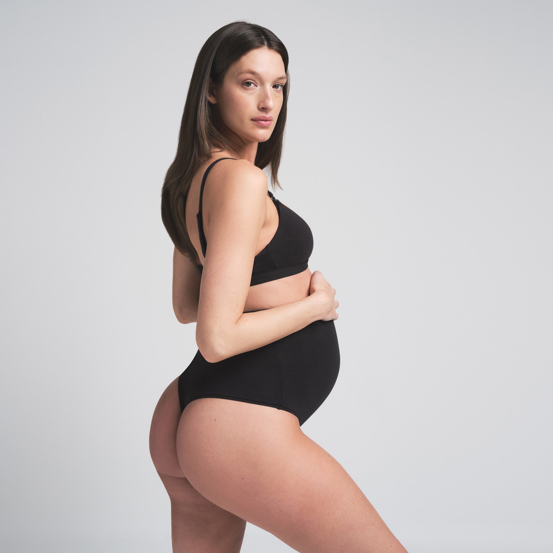 COTTON JERSEY MATERNITY HIGH-WAISTED THONG | SOOT ON A MODEL SIDEVIEW | FOCUS: 0.0, 1.0, 0.9