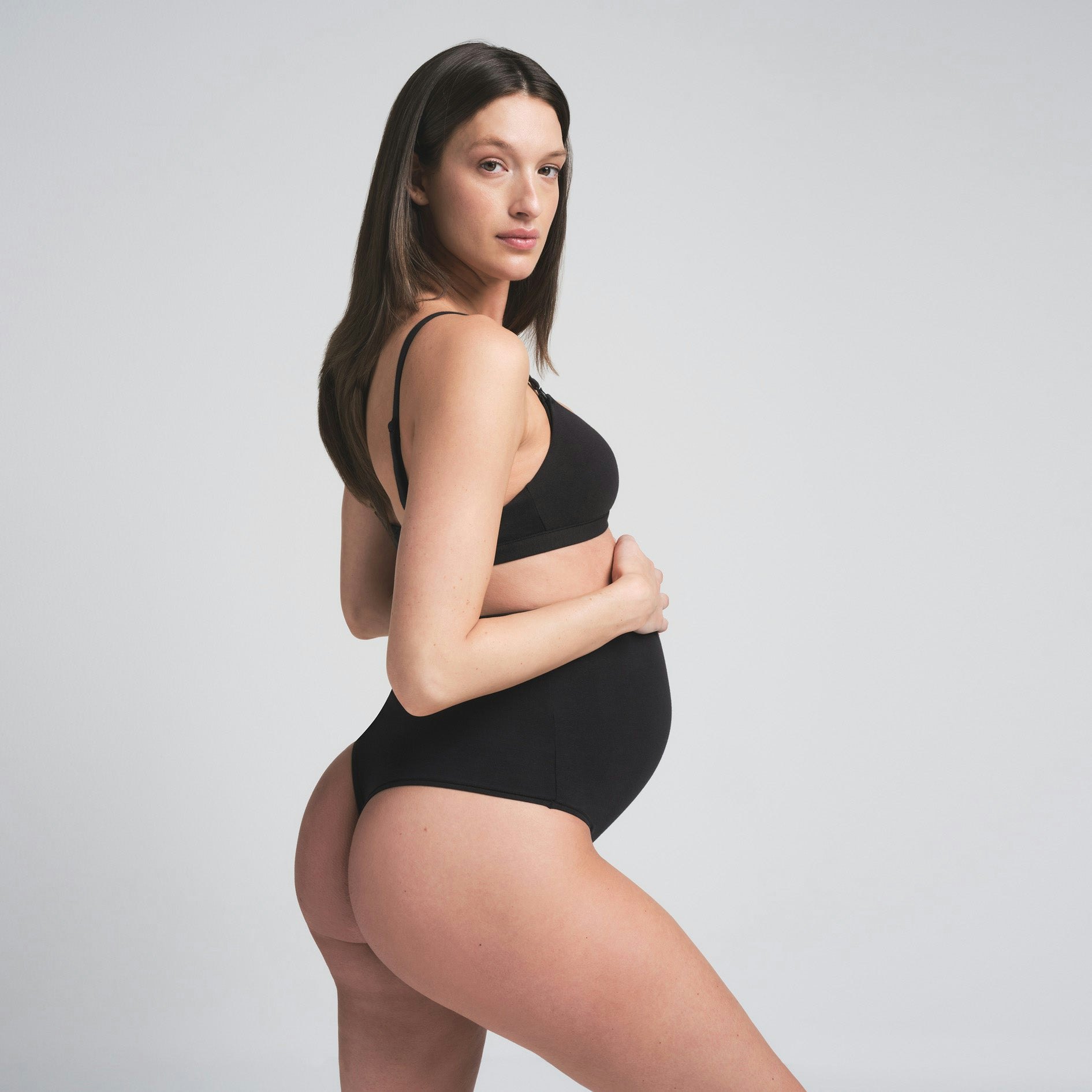 COTTON JERSEY MATERNITY HIGH-WAISTED THONG | SOOT ON A MODEL SIDEVIEW | FOCUS: 0.0, 1.0, 0.9