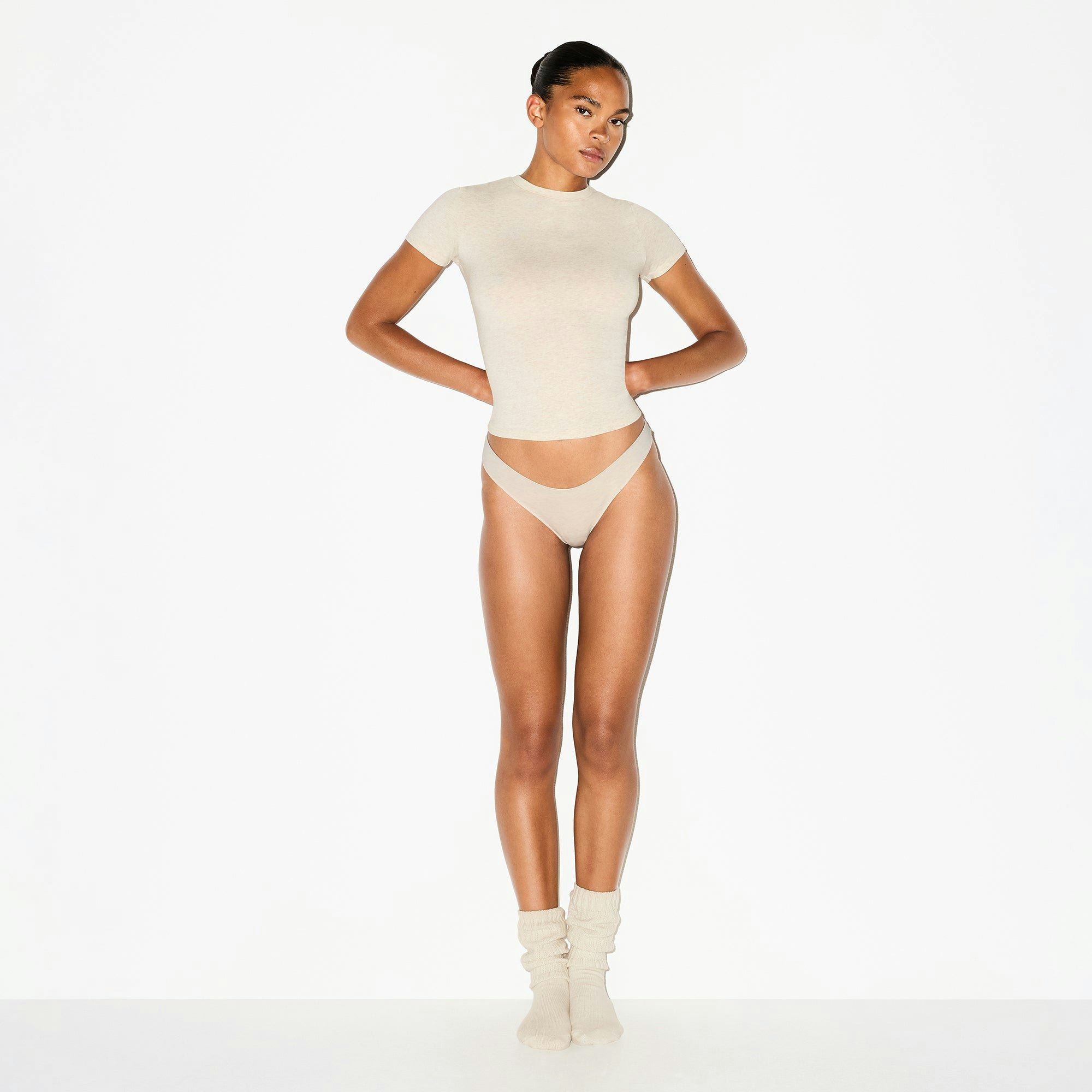 LIGHTWEIGHT COTTON THONG | OATMEAL HEATHER ON A MODEL FRONT VIEW @ | FOCUS: 0.0, 1.0, 0.9