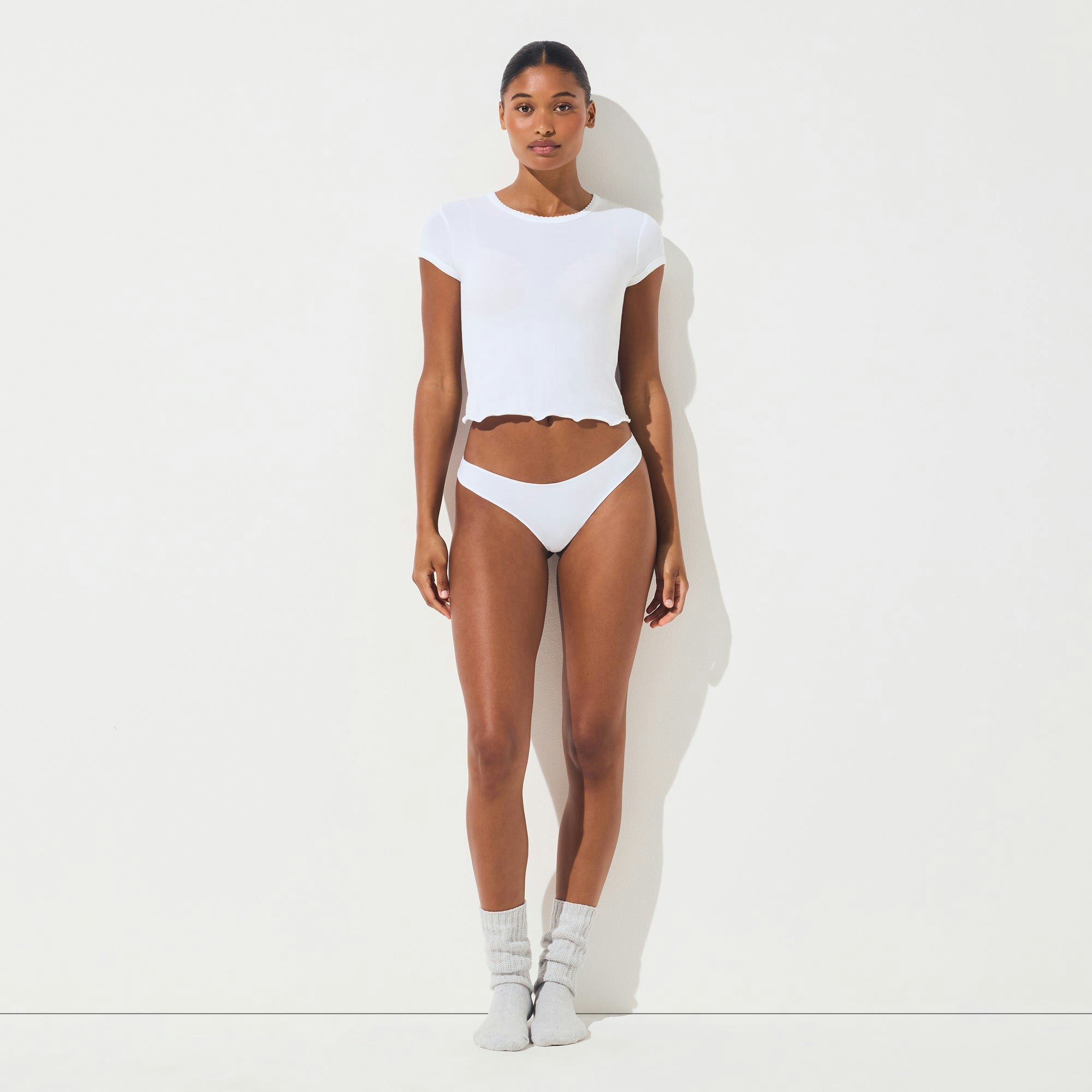LIGHTWEIGHT COTTON THONG | SNOW ON A MODEL FRONT VIEW @ | FOCUS: 0.0, 1.0, 0.9