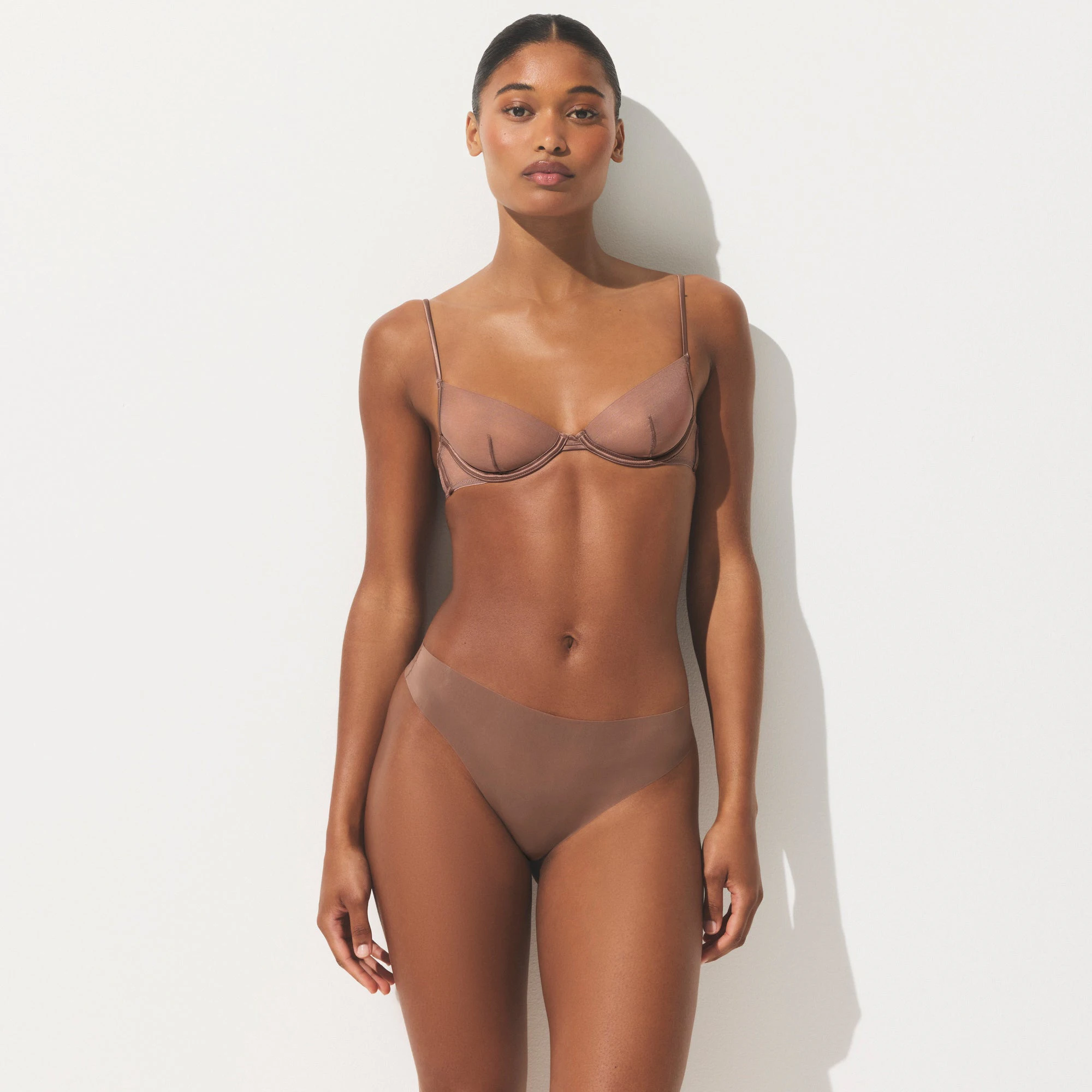 INVISIBLE THONG | UMBER ON A MODEL SIDE VIEW | FOCUS: 0.0, 1.0, 0.9