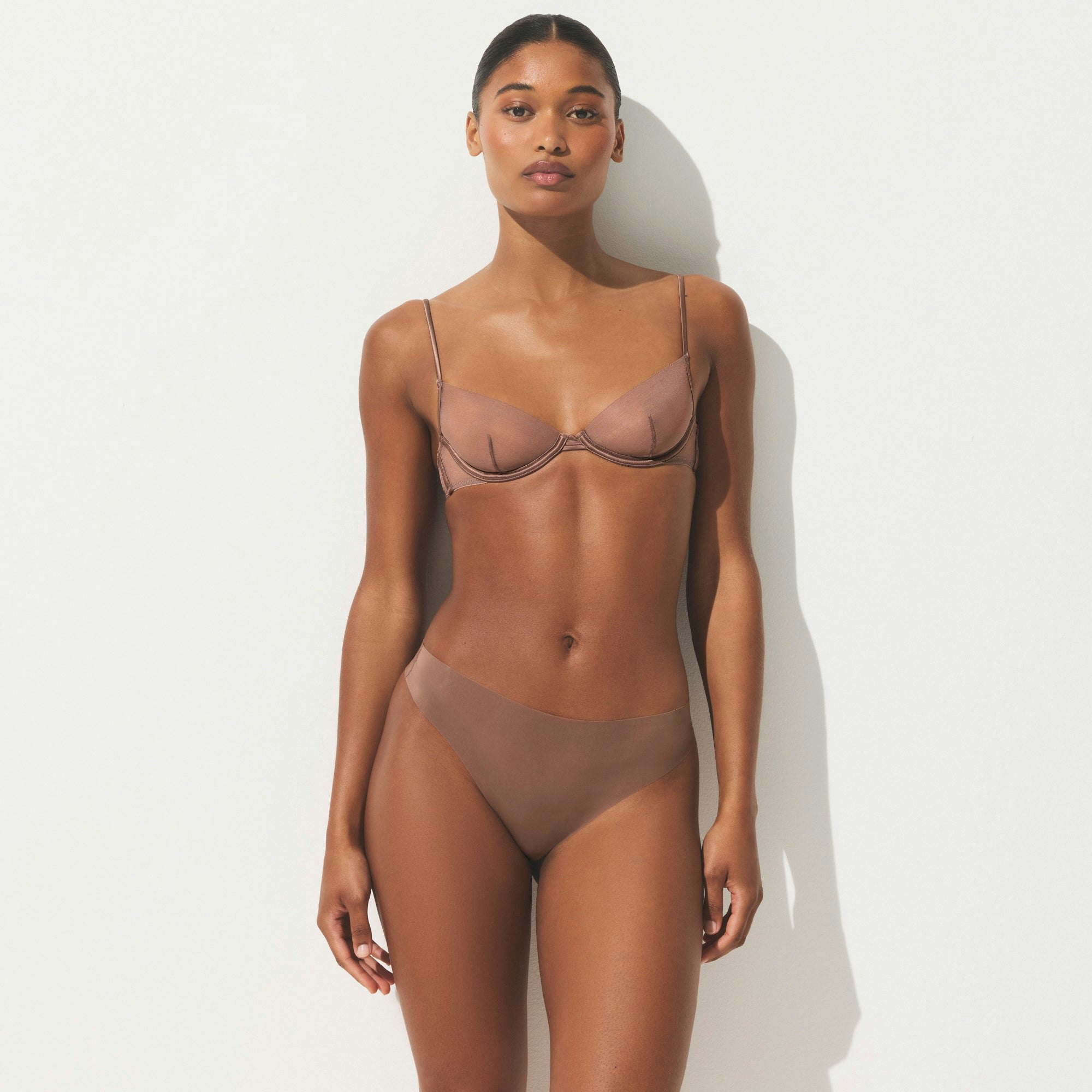 INVISIBLE THONG | UMBER ON A MODEL SIDE VIEW | FOCUS: 0.0, 1.0, 0.9