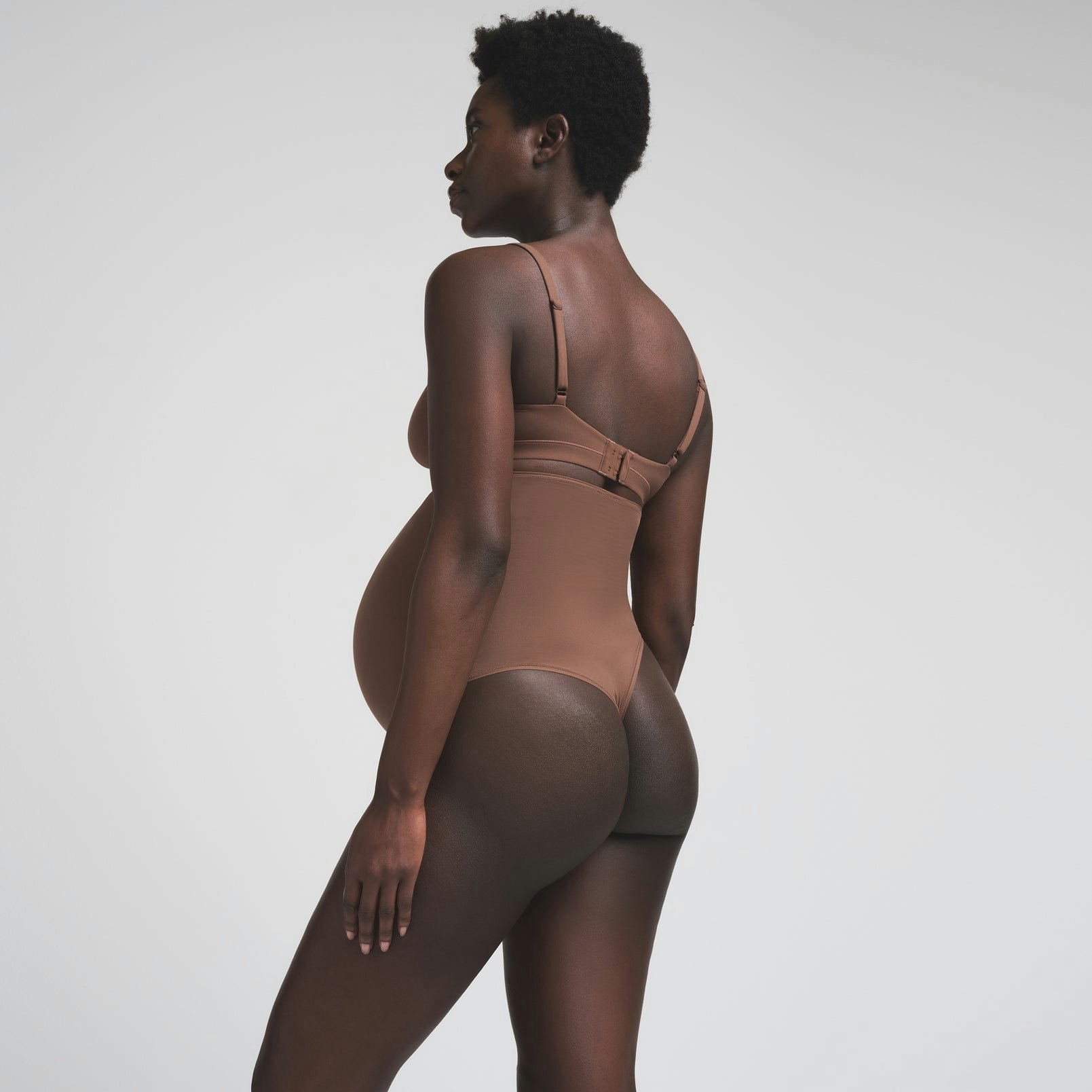 FITS EVERYBODY MATERNITY HIGH-WAISTED THONG | JASPER ON A MODEL SIDE VIEW | FOCUS: 0.0, 1.0, 0.9