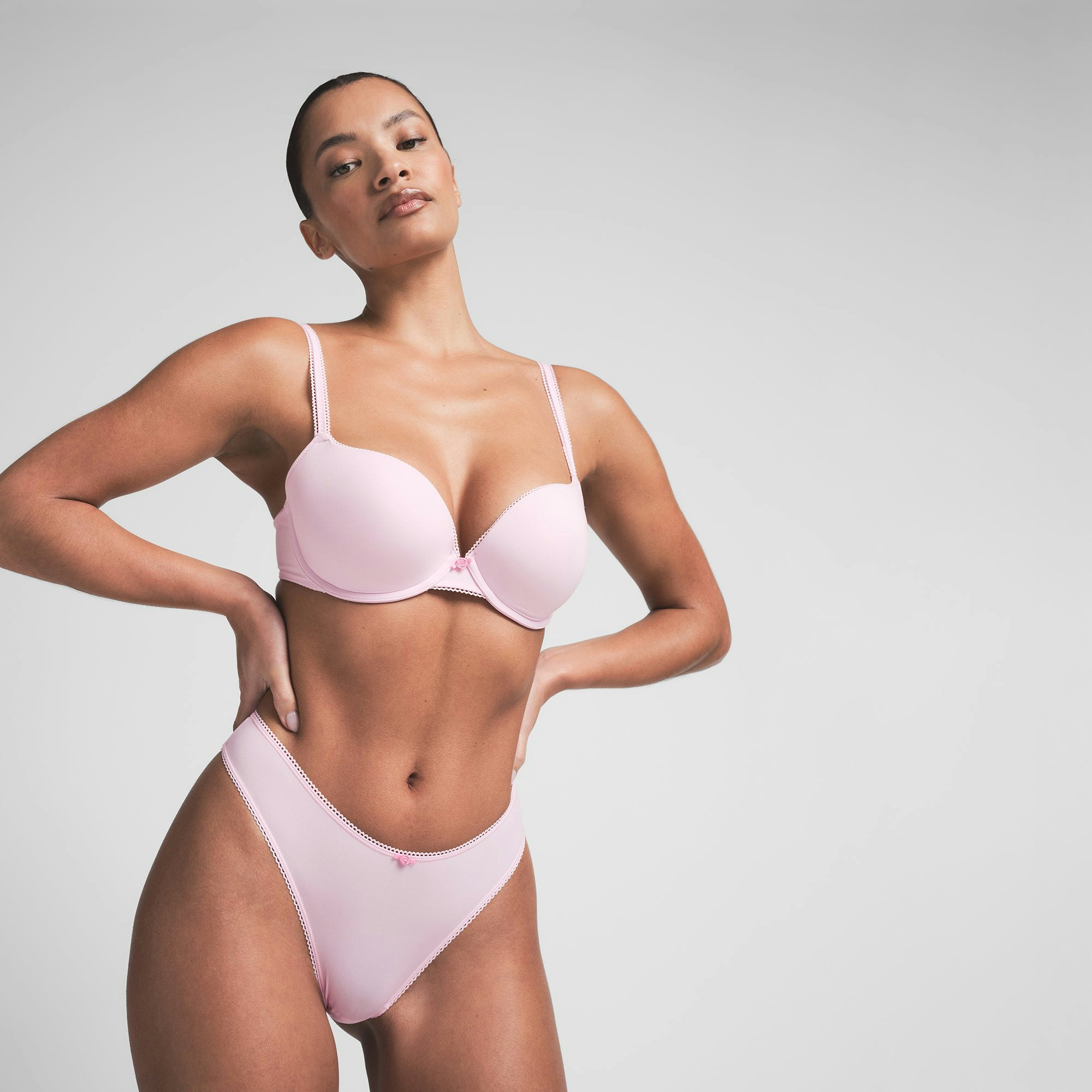 FITS EVERYBODY PICOT THONG | CHERRY BLOSSOM TONAL ON A MODEL FRONT VIEW | FOCUS: 0.0, 1.0, 0.9