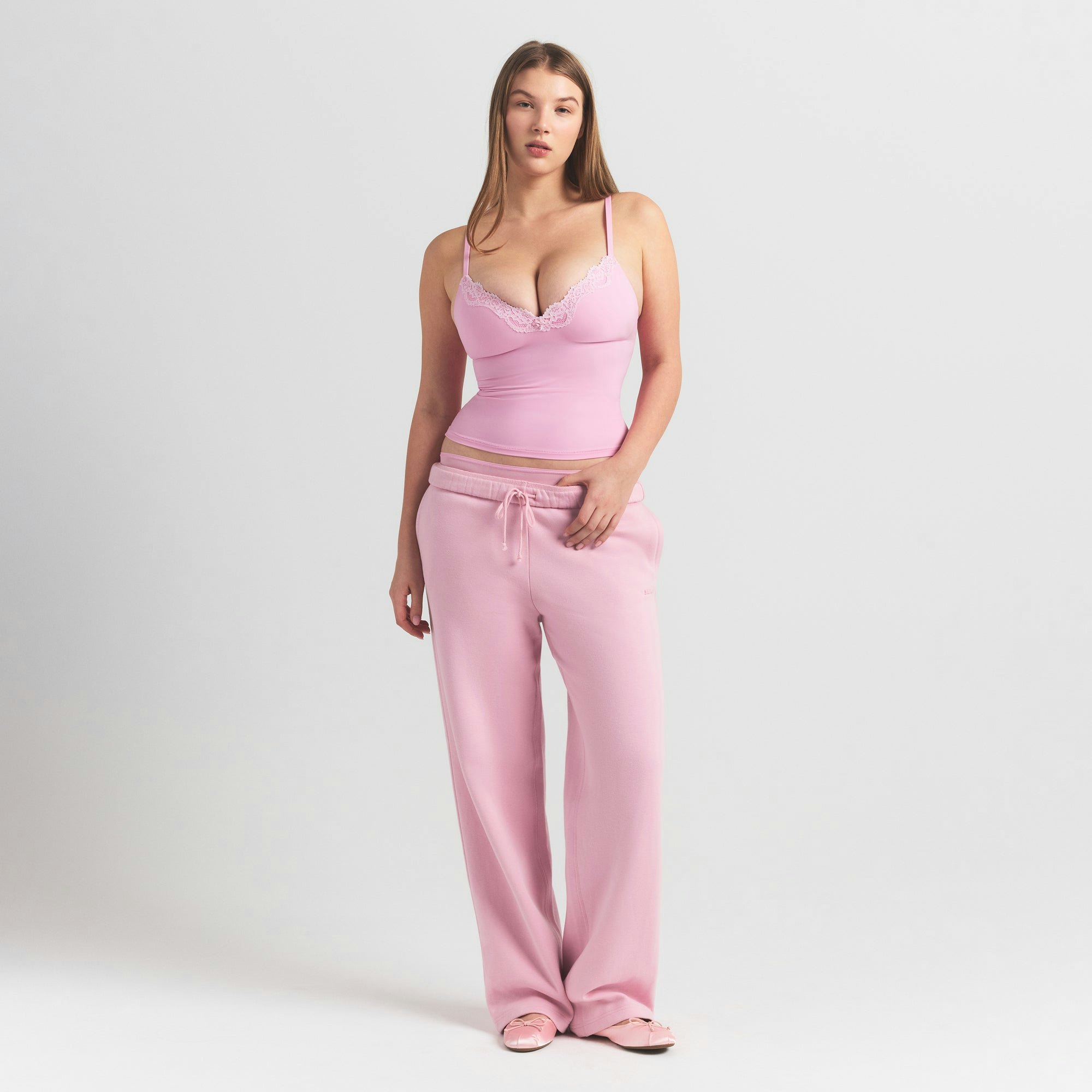 FITS EVERYBODY LACE PUSH-UP CAMI | BUBBLE GUM TONAL ON A MODEL FRONT VIEW @ | FOCUS: 0.0, 1.0, 0.9