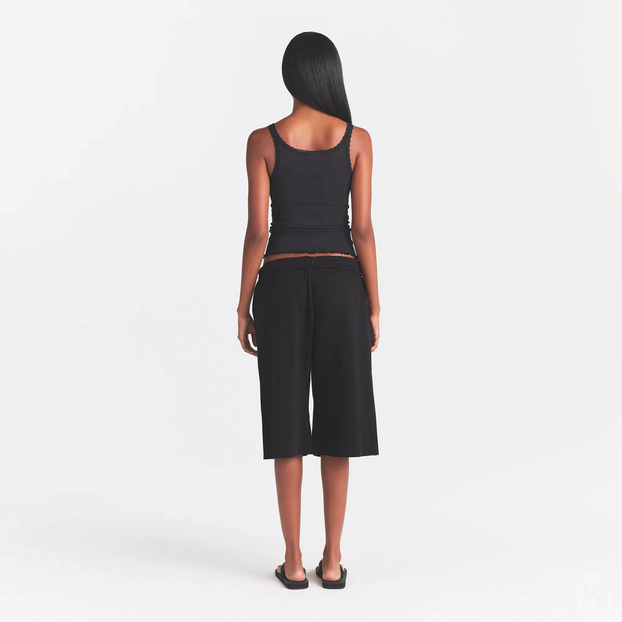 LOGO POINTELLE CAMI | ONYX & LAYS FLAT ON A WHITE BACKGROUND | FLT