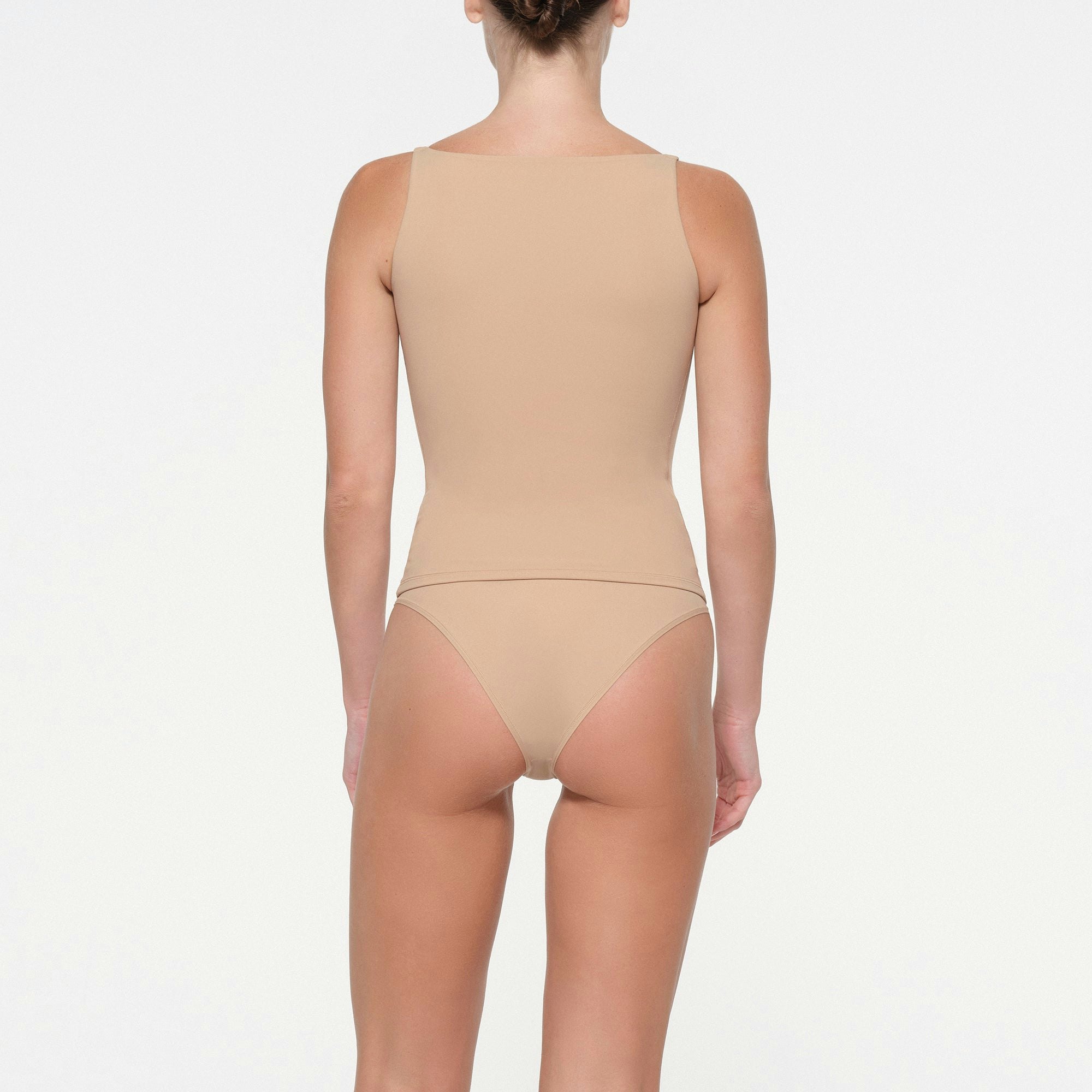 FITS EVERYBODY SCOOP NECK BACK SMOOTHER CAMI | CLAY ON A MODEL SIDE VIEW