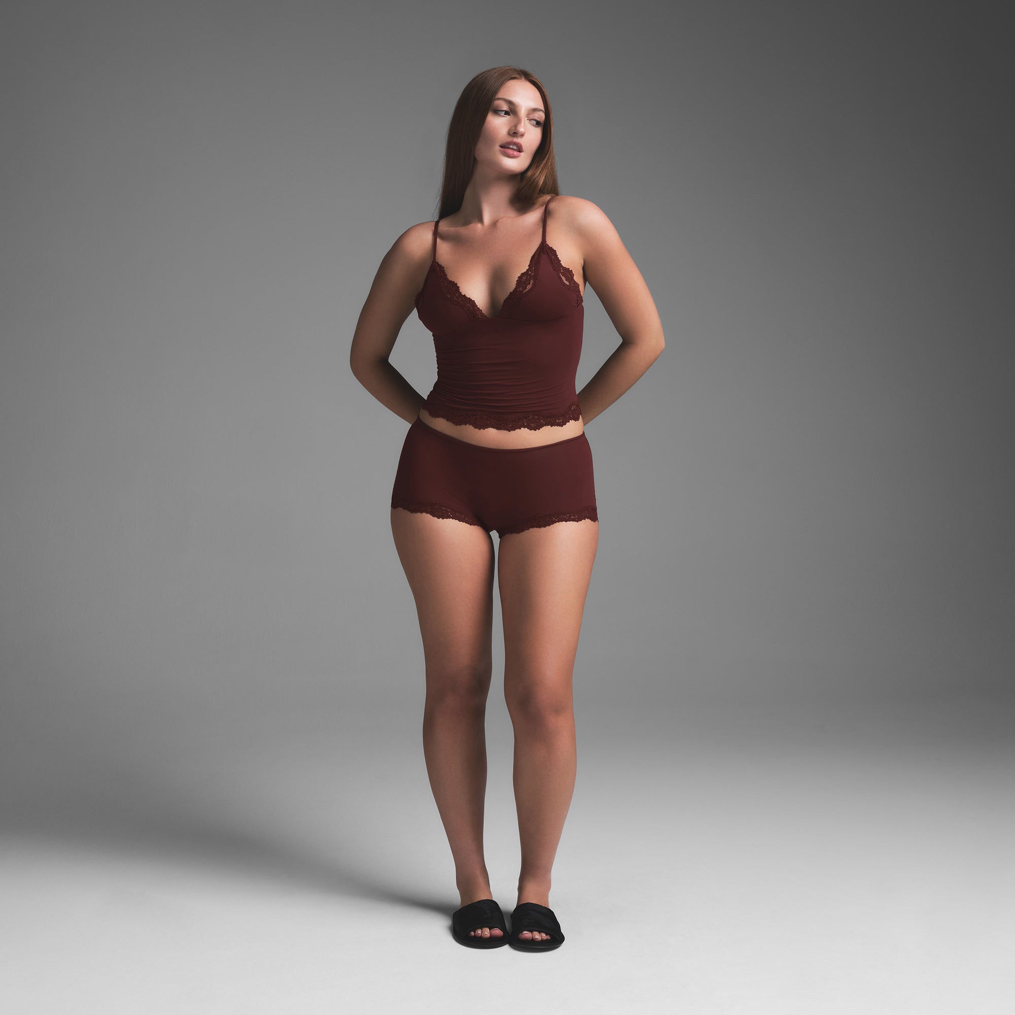 skims トライアングルキャミ FITS EVERYBODY LACE TRIANGLE CAMI | OXBLOOD