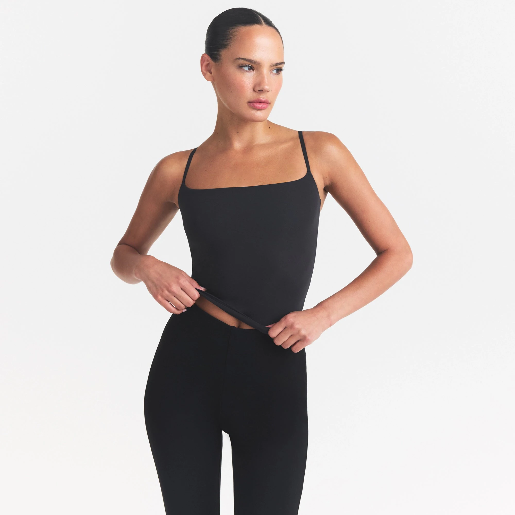 FITS EVERYBODY CAMI | ONYX ON A MODEL SIDE VIEW @ | FOCUS: 0.0, 1.0, 0.9