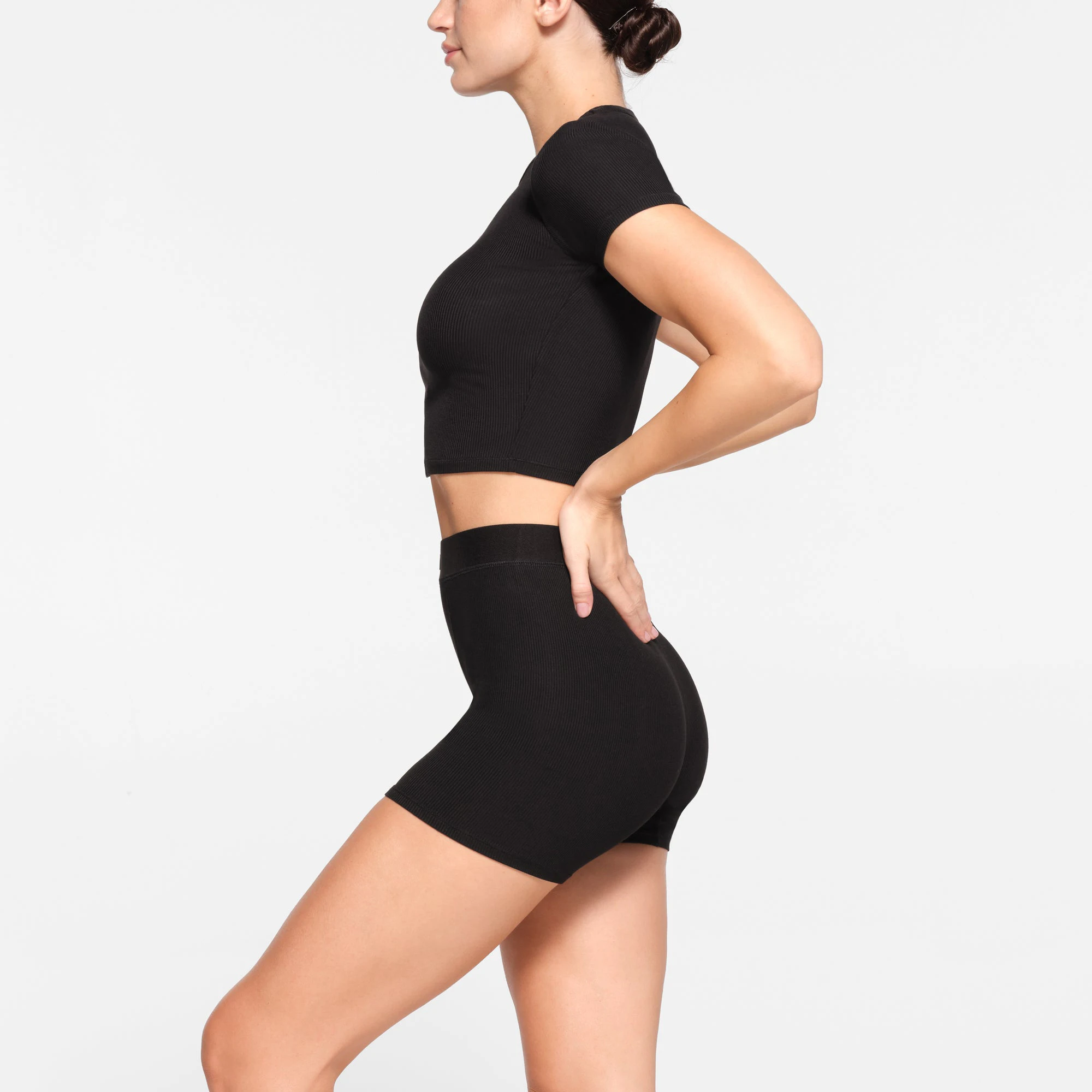 SOFT LOUNGE CROPPED T-SHIRT | ONYX ON A MODEL SIDE VIEW