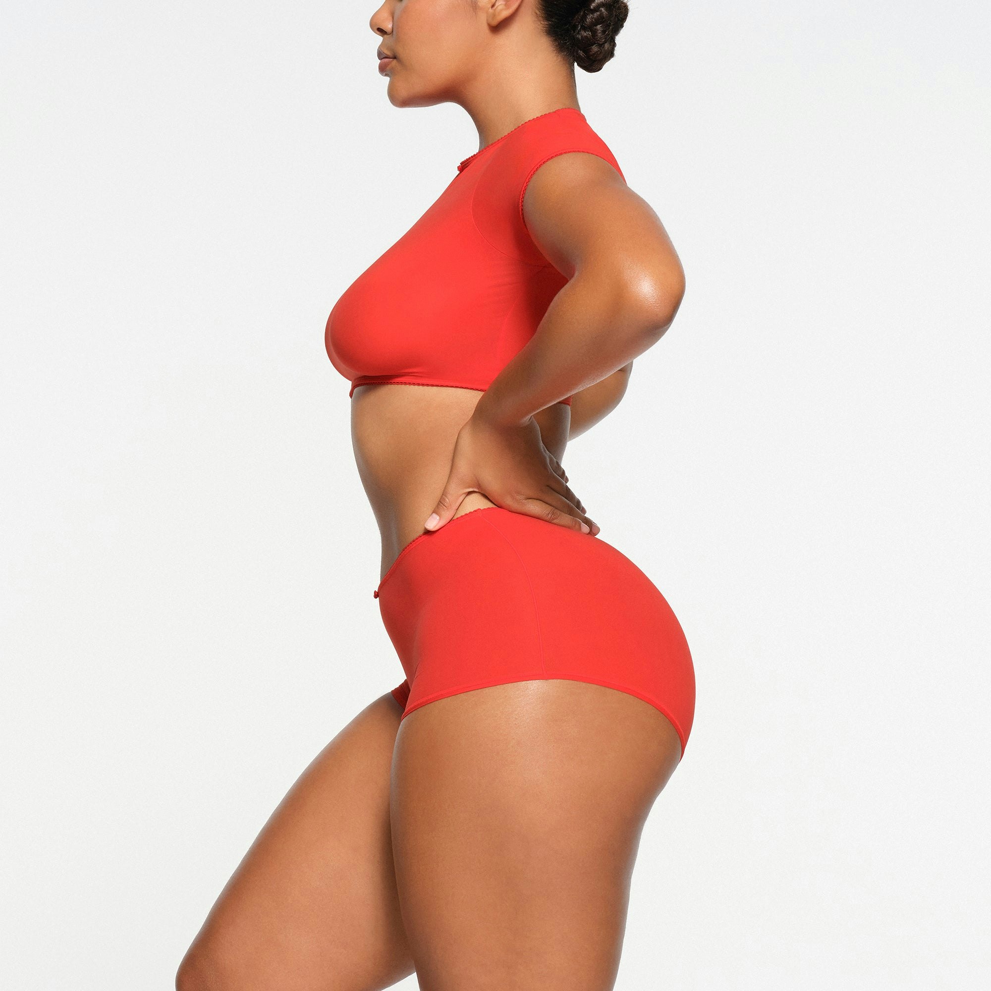 FITS EVERYBODY PICOT TRIM SUPER CROPPED T-SHIRT | RUBY ON A MODEL SIDE VIEW