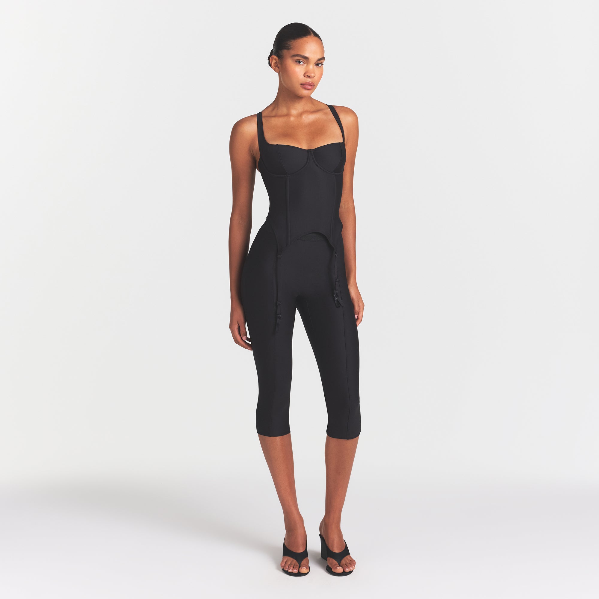 SKIMS BODY CORSET | ONYX ON A MODEL FRONT VIEW @ | FOCUS: 0.0, 1.0, 0.9