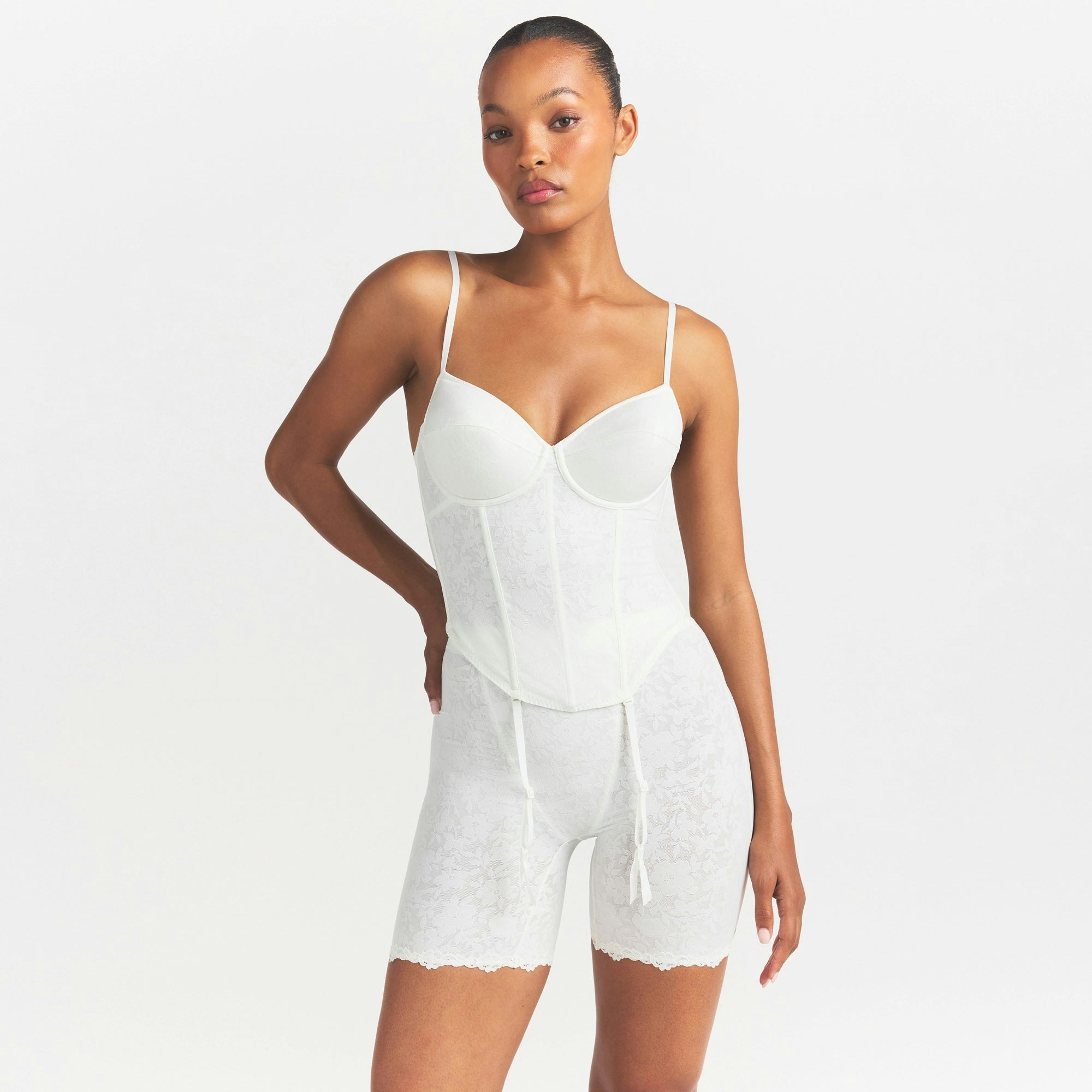 LACE SHAPEWEAR CORSET | IVORY ON A MODEL SIDE VIEW @ | FOCUS: 0.0, 1.0, 0.9