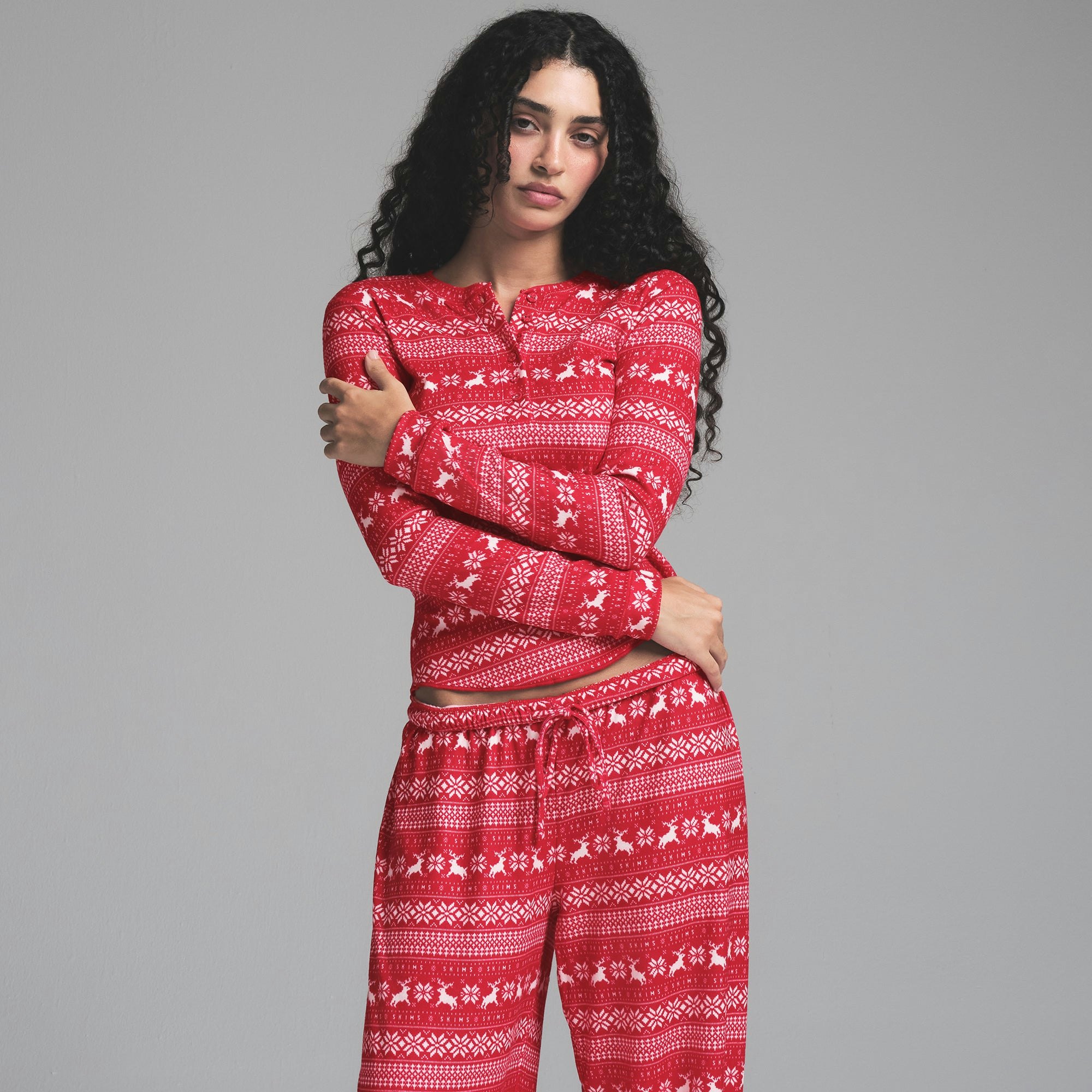 LOGO PLUSH POINTELLE LONG SLEEVE HENLEY | RED DEER FAIR ISLE ON A MODEL SIDE VIEW