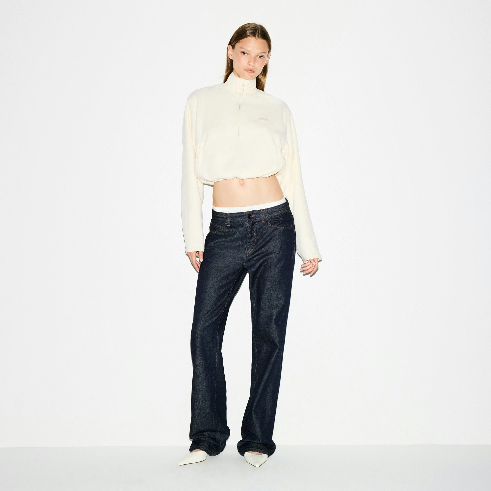 OUTDOOR FLEECE HALF ZIP | ECRU ON A MODEL FRONT VIEW @ | FOCUS: 0.0, 1.0, 0.9