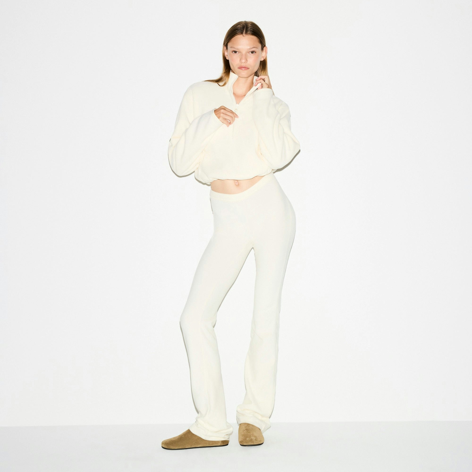 OUTDOOR FLEECE HALF ZIP | ECRU ON A MODEL FRONT VIEW @ | FOCUS: 0.0, 1.0, 0.9