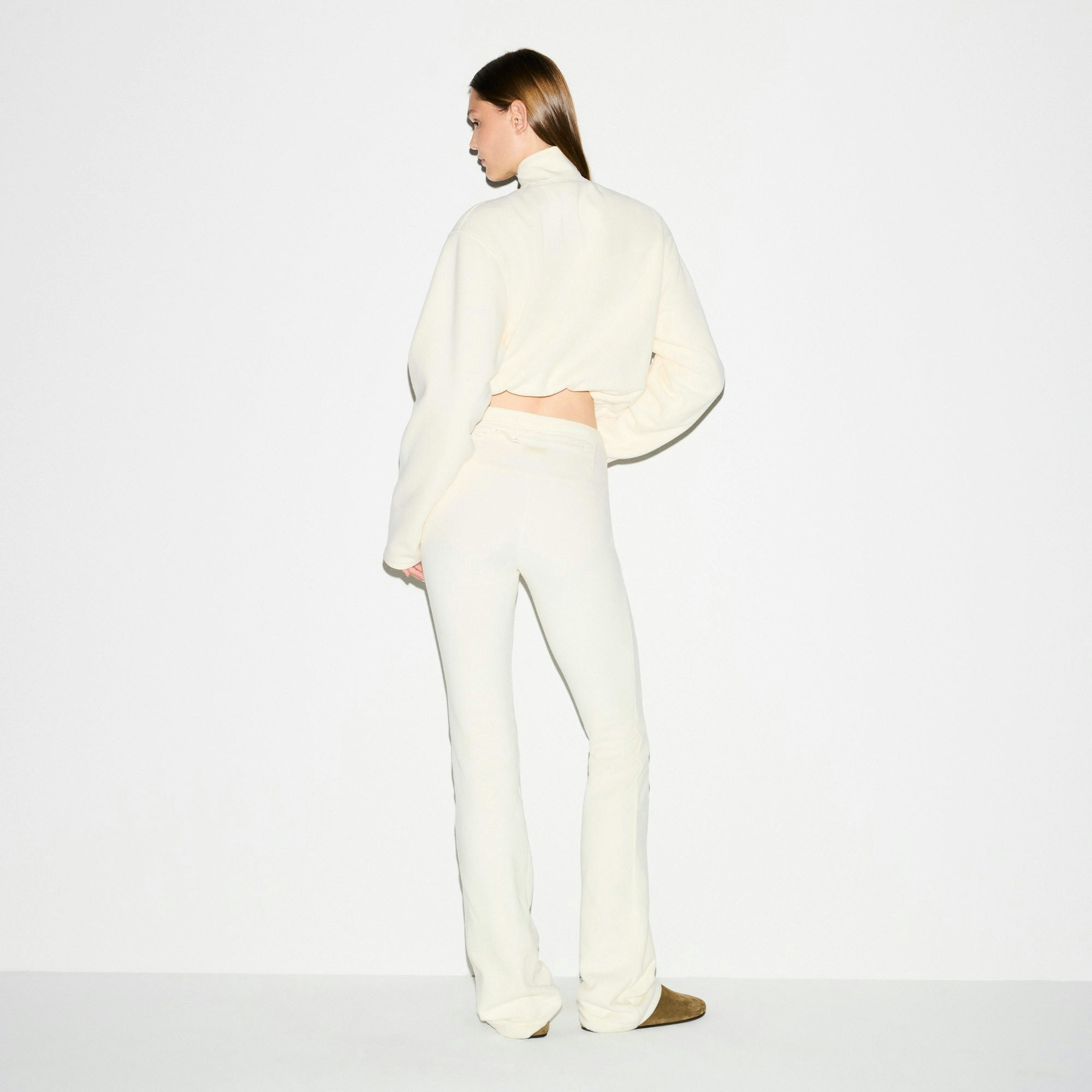 OUTDOOR FLEECE HALF ZIP | ECRU ON A MODEL SIDE VIEW @ | FOCUS: 0.0, 1.0, 0.9