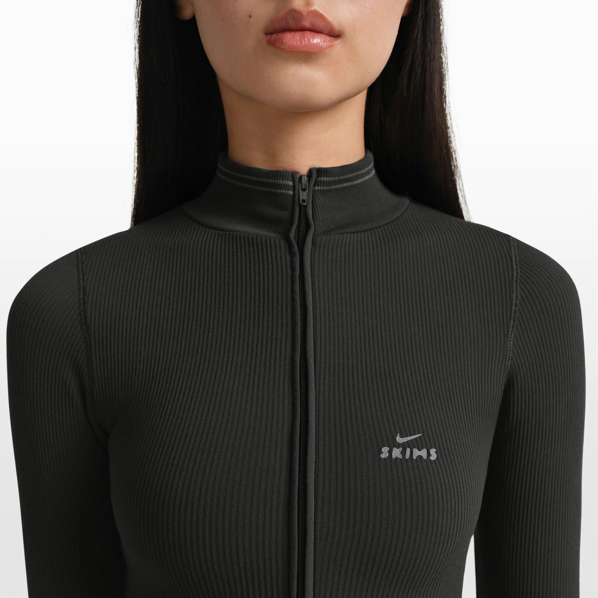 NikeSKIMS RIBBED SEAMLESS ZIP UP CROP JACKET | OBSIDIAN/ARMOR ON A MODEL FRONT VIEW @ | FOCUS: 0.0, 1.0, 0.9