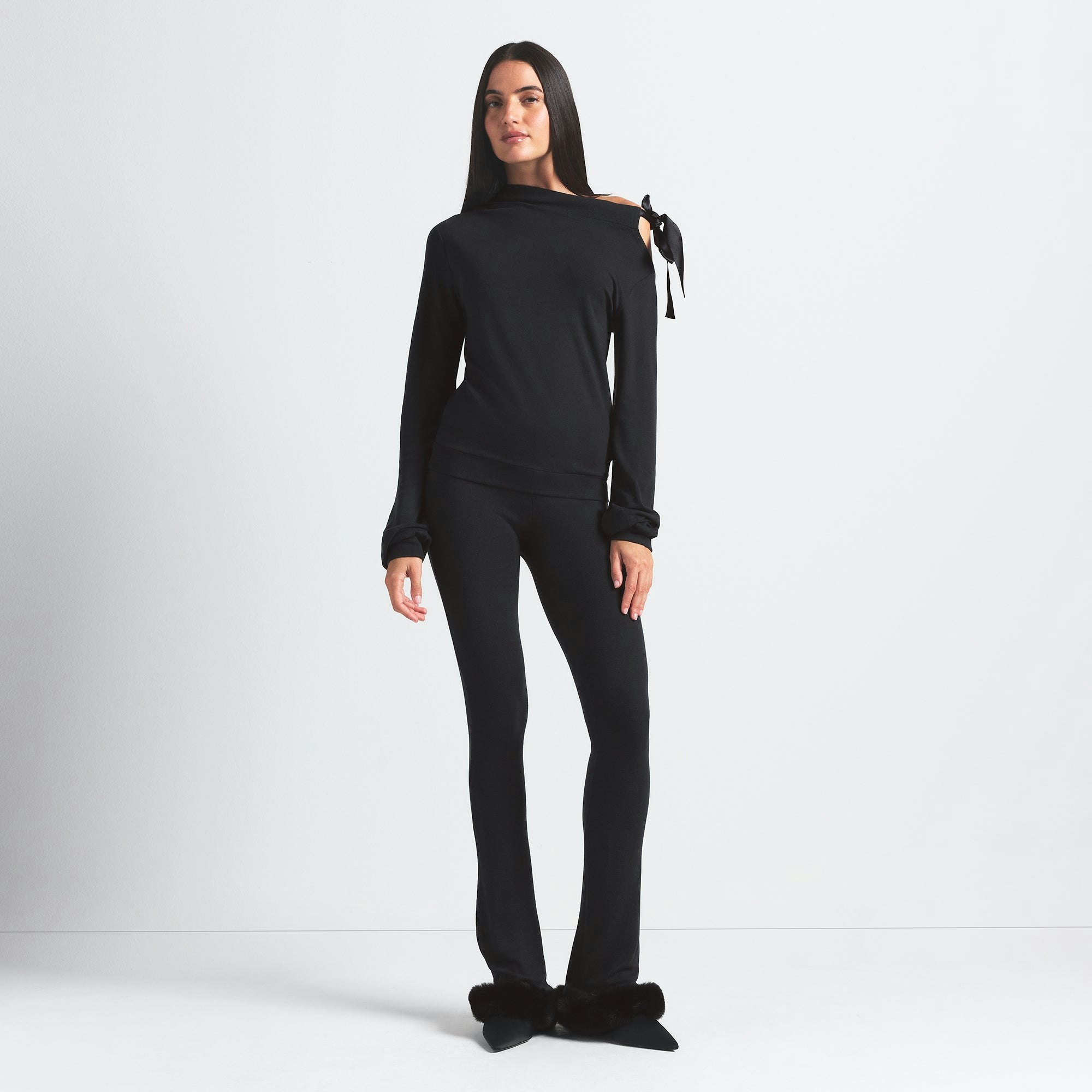 SKIMS CLOUD OFF THE SHOULDER TOP | ONYX ON A MODEL FRONT VIEW @ | FOCUS: 0.0, 1.0, 0.9