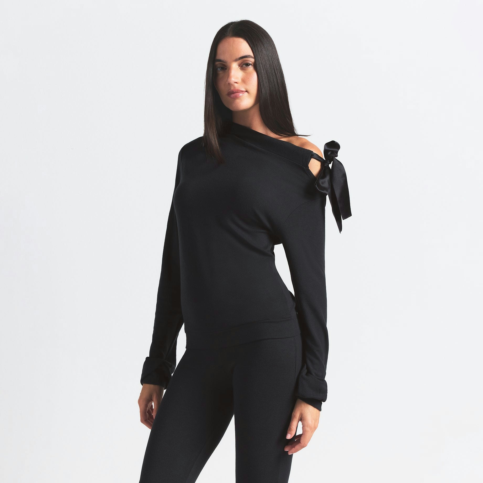 SKIMS CLOUD OFF THE SHOULDER TOP | ONYX ON A MODEL SIDE VIEW @ | FOCUS: 0.0, 1.0, 0.9