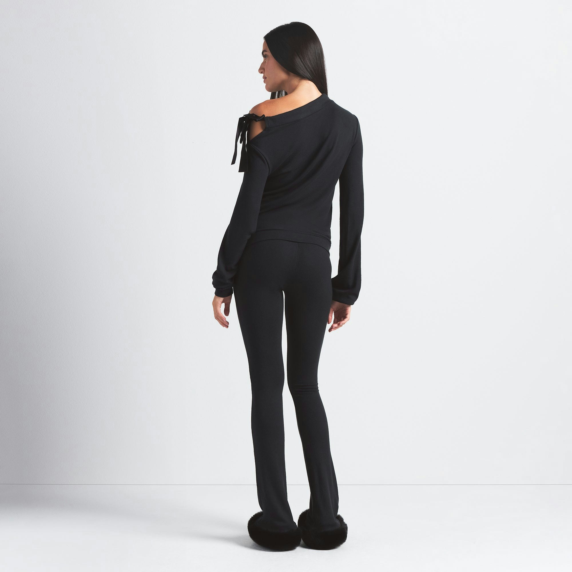 SKIMS CLOUD OFF THE SHOULDER TOP | ONYX ON A MODEL BACK VIEW @ | FOCUS: 0.0, 1.0, 0.9