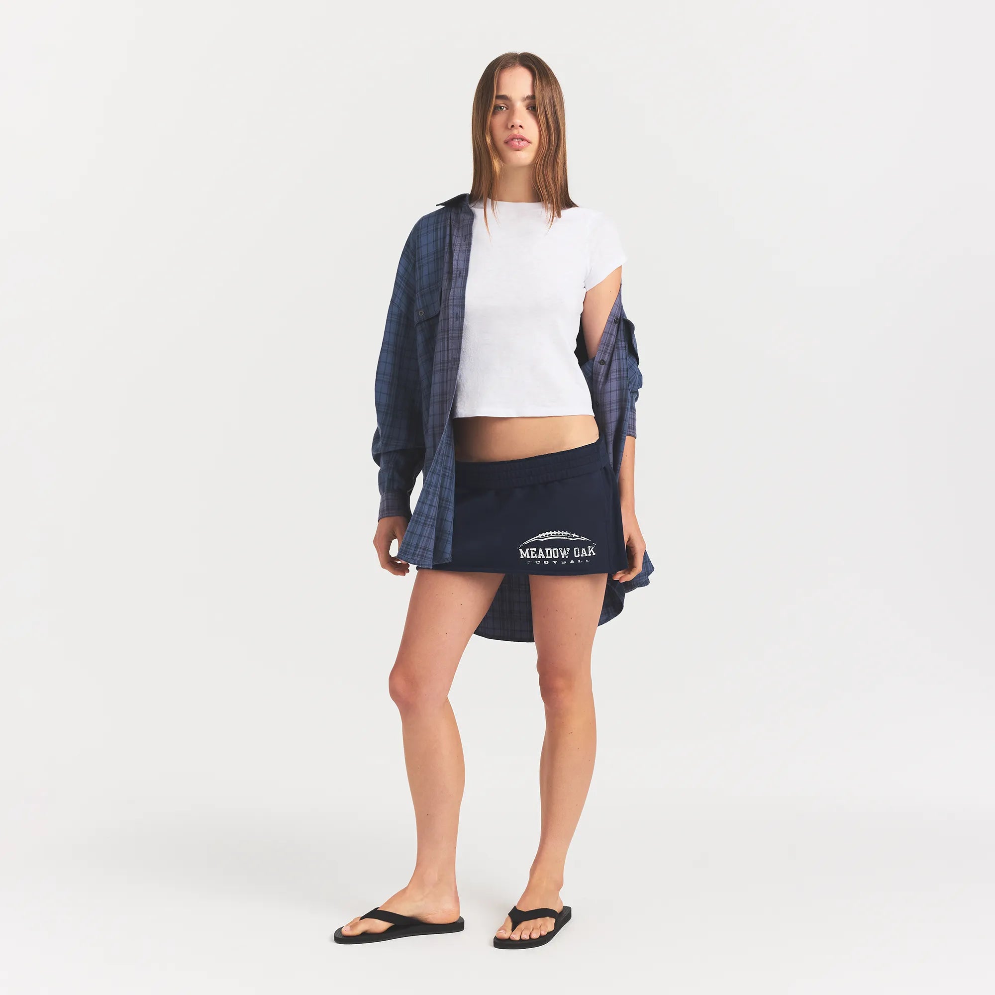 WASHED FLANNEL OVERSIZED SHIRT | GRAPHITE PLAID ON A MODEL FRONT VIEW @ | FOCUS: 0.0, 1.0, 0.9 