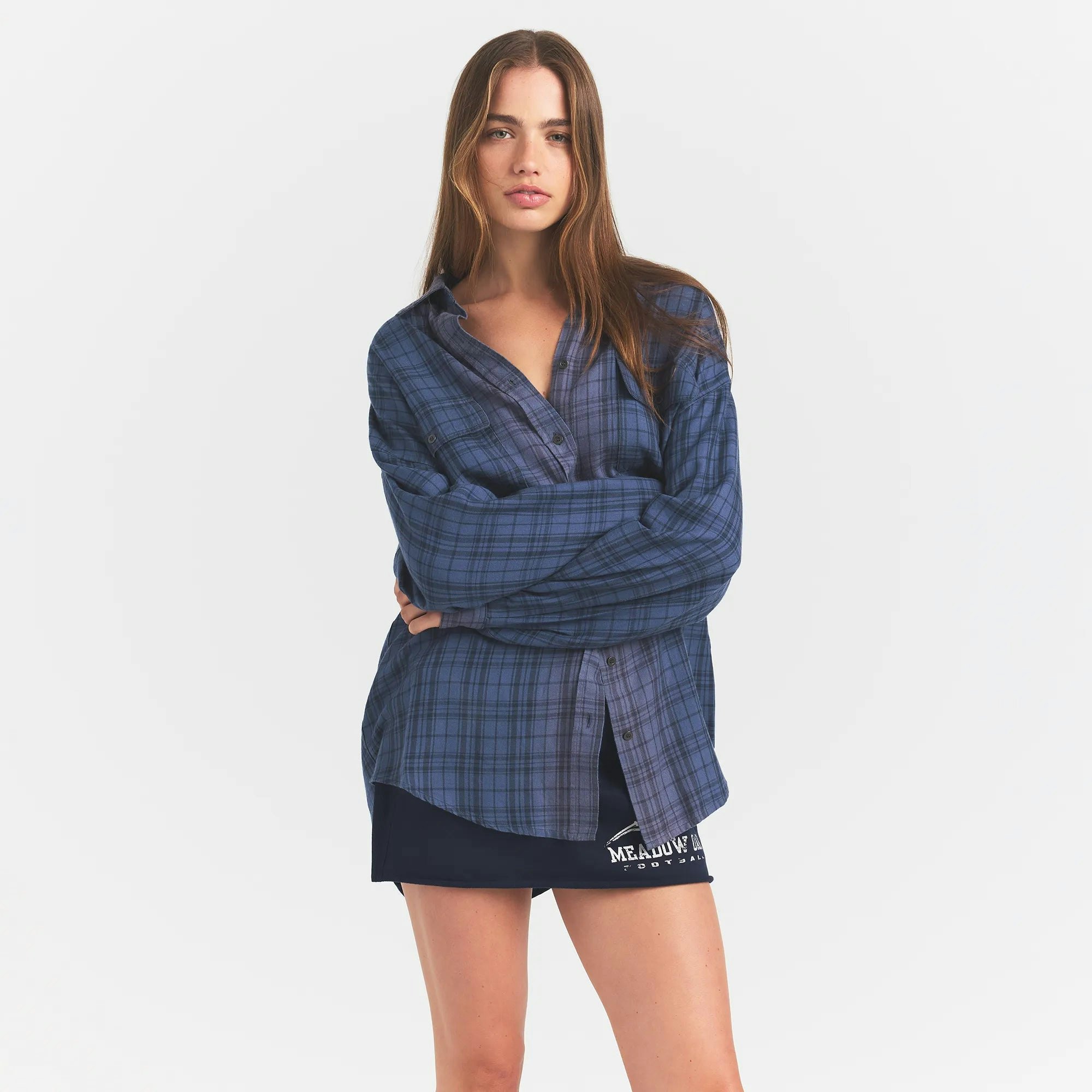 WASHED FLANNEL OVERSIZED SHIRT | GRAPHITE PLAID ON A MODEL FRONT VIEW @ | FOCUS: 0.0, 1.0, 0.9 