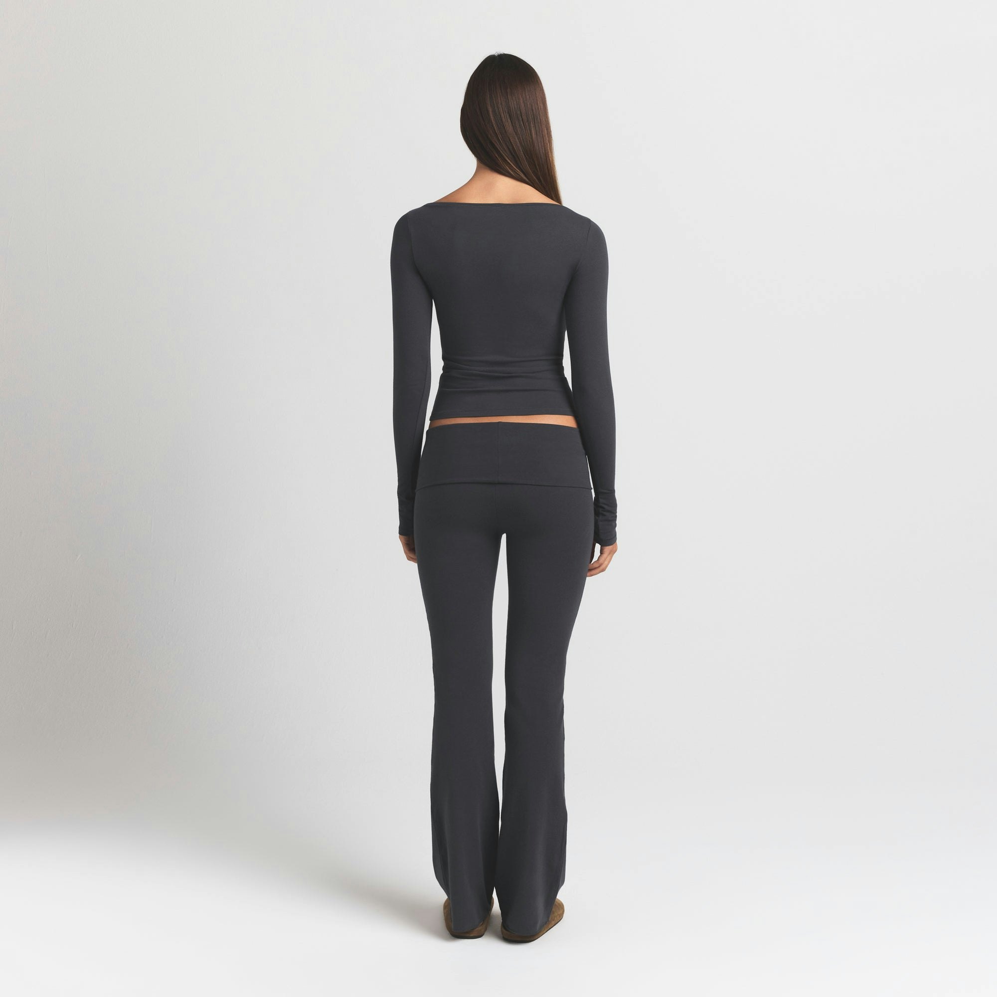 COTTON JERSEY LONG SLEEVE BOATNECK TOP | ASH ON A MODEL BACK VIEW @ | FOCUS: 0.9, 0.1, 0.7