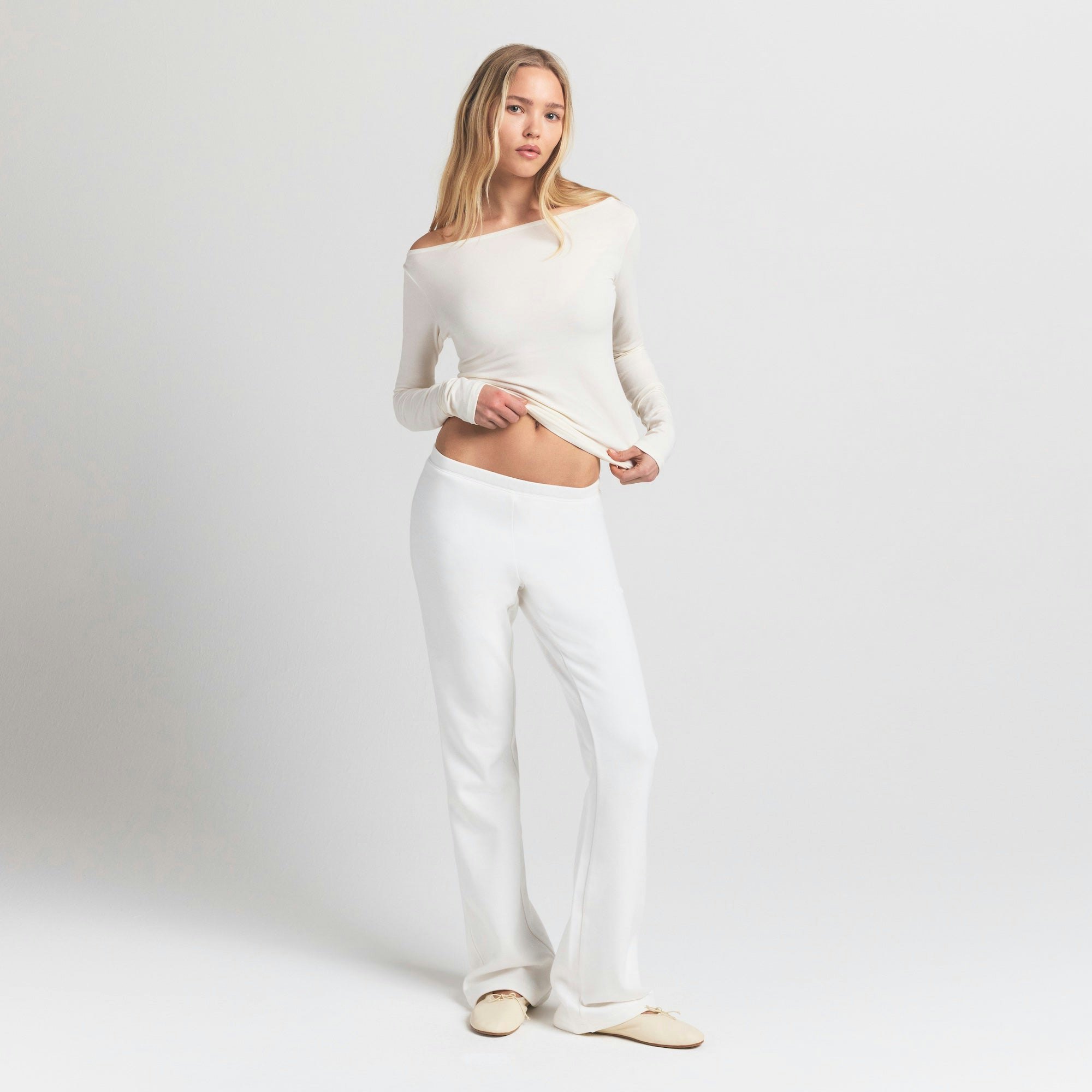 COTTON JERSEY LONG SLEEVE BOATNECK TOP | MARBLE ON A MODEL SIDE VIEW @ | FOCUS: 0.9, 0.1, 0.7