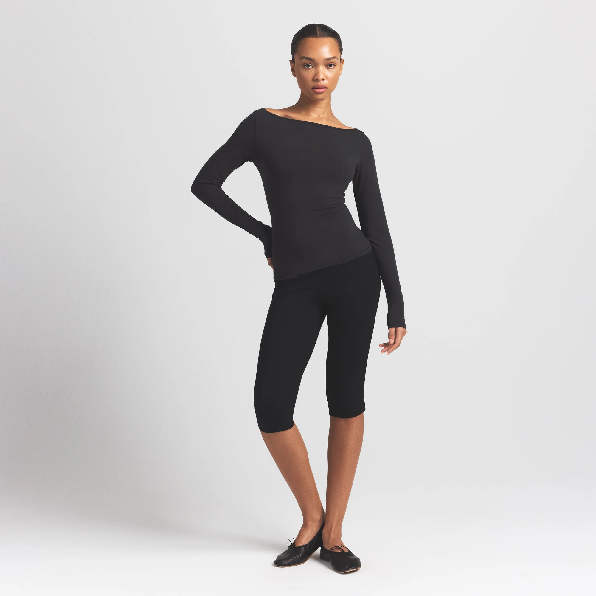 COTTON JERSEY LONG SLEEVE BOATNECK TOP | SOOT ON A MODEL FRONT VIEW S | FOCUS: 0.0, 1.0, 0.9