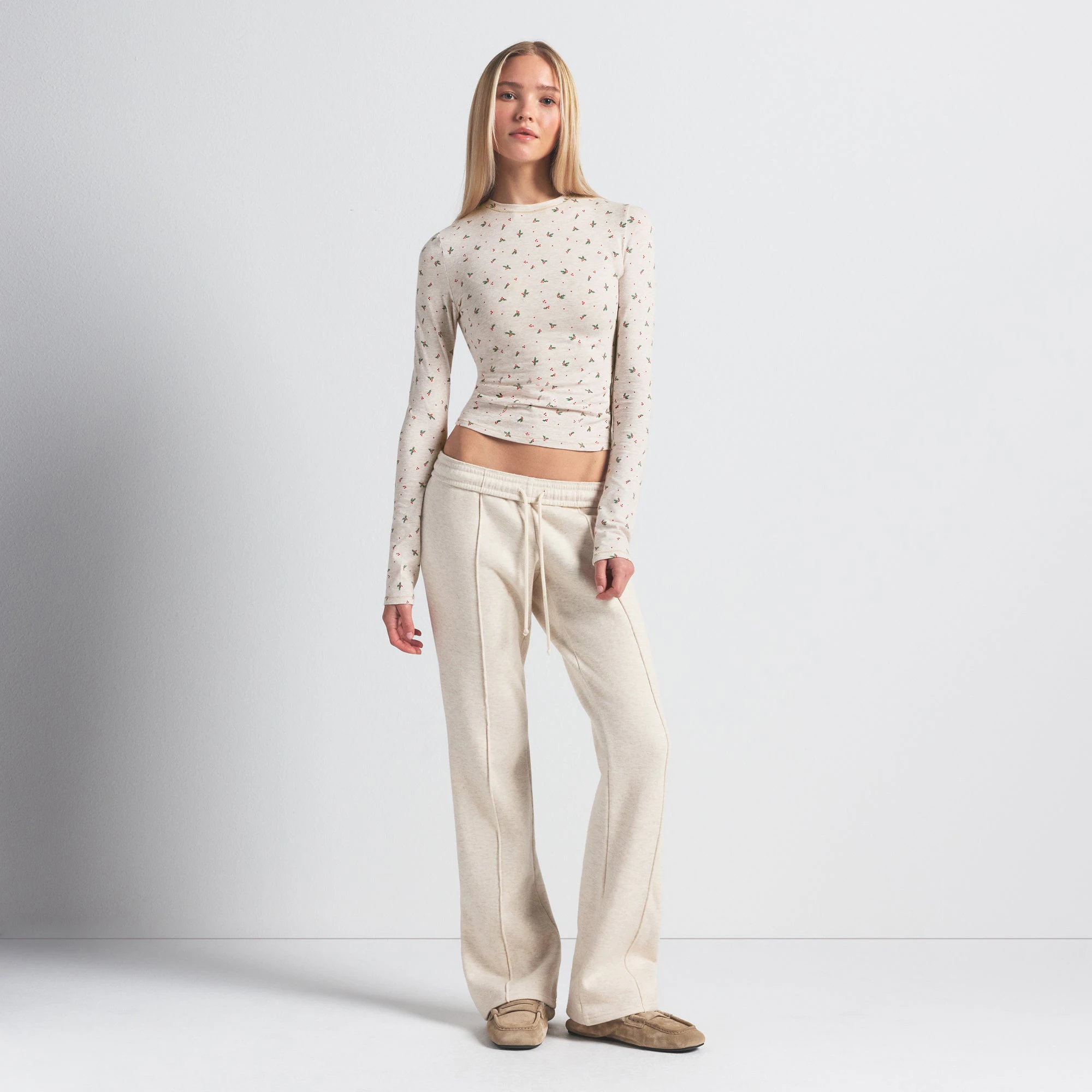 COTTON JERSEY LONG SLEEVE T-SHIRT | OATMEAL HEATHER HOLLY PRINT ON A MODEL FRONT VIEW @ | FOCUS: 0.0, 1.0, 0.9