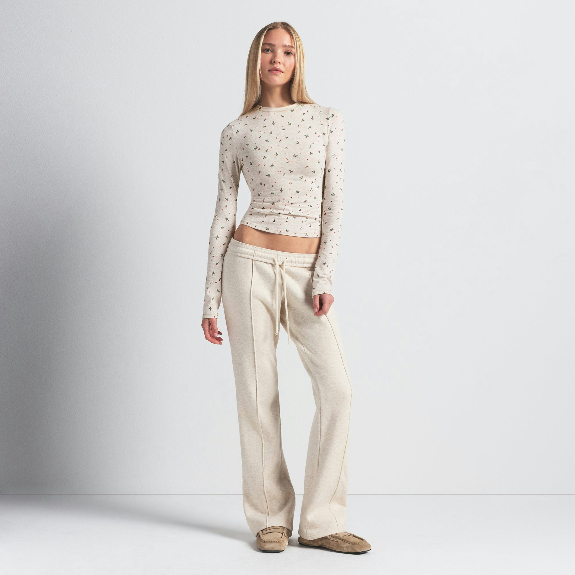 COTTON JERSEY LONG SLEEVE T-SHIRT | OATMEAL HEATHER HOLLY PRINT ON A MODEL FRONT VIEW @ | FOCUS: 0.0, 1.0, 0.9