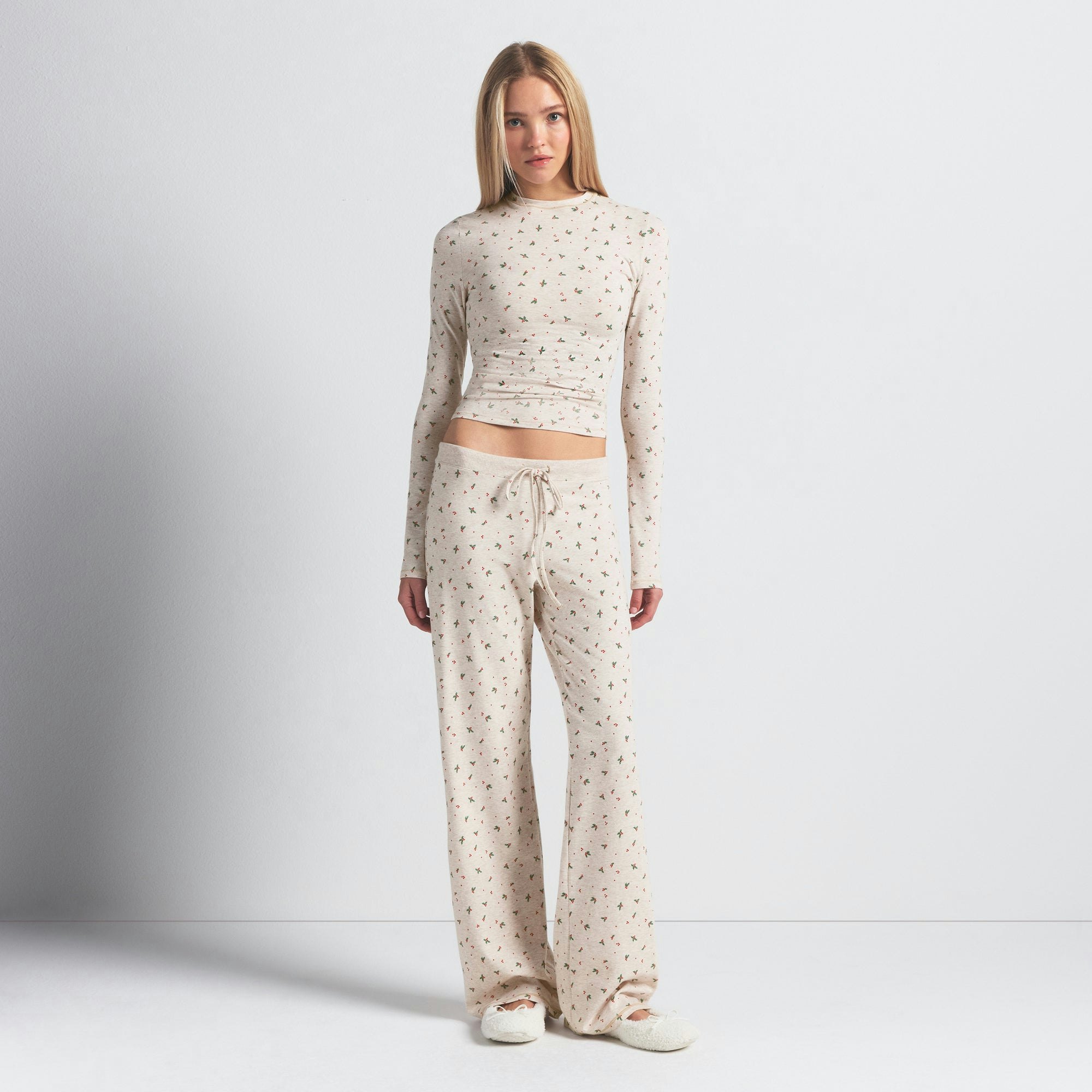 COTTON JERSEY LONG SLEEVE T-SHIRT | OATMEAL HEATHER HOLLY PRINT ON A MODEL FRONT VIEW @ | FOCUS: 0.0, 1.0, 0.9