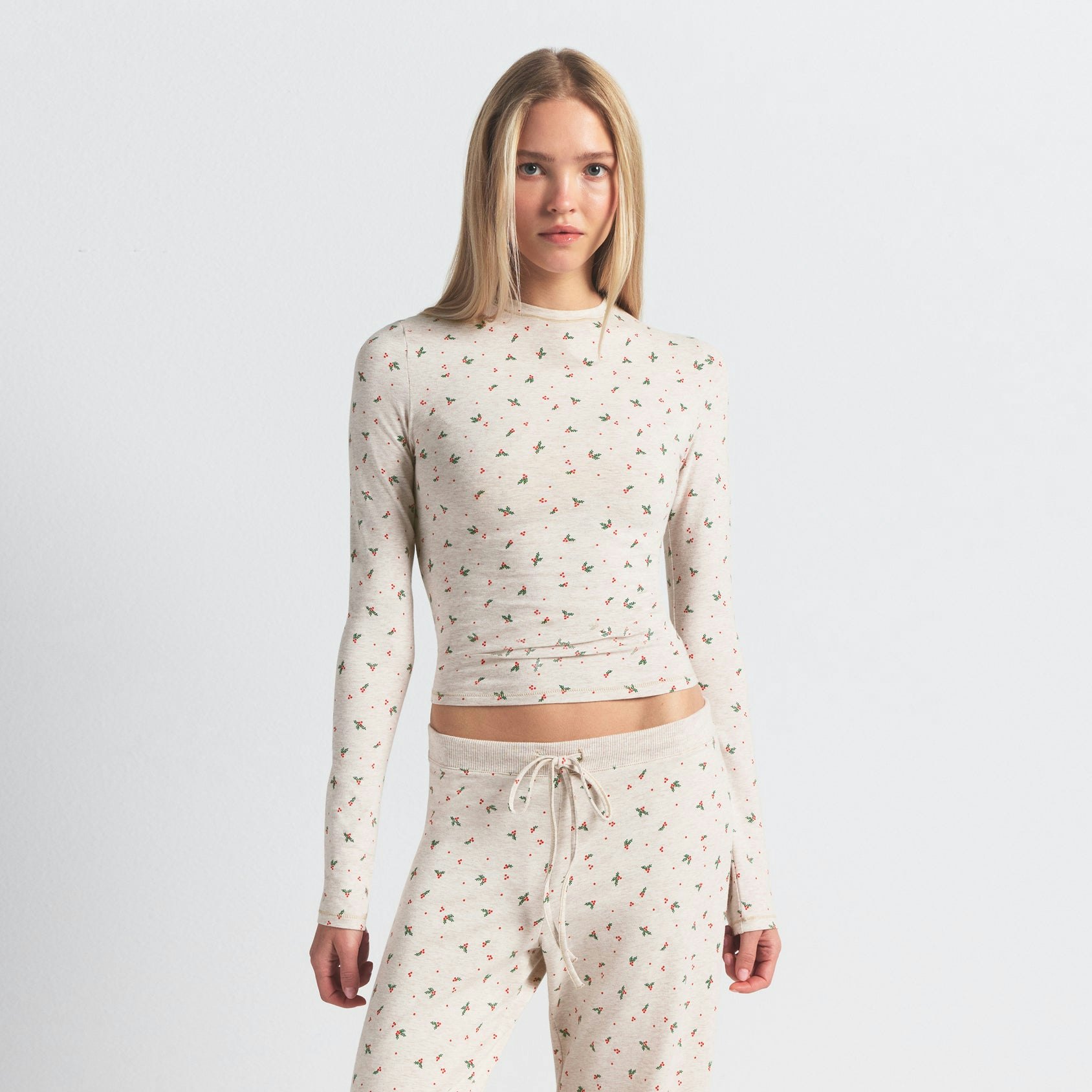 COTTON JERSEY LONG SLEEVE T-SHIRT | OATMEAL HEATHER HOLLY PRINT ON A MODEL SIDE VIEW @ | FOCUS: 0.0, 1.0, 0.9